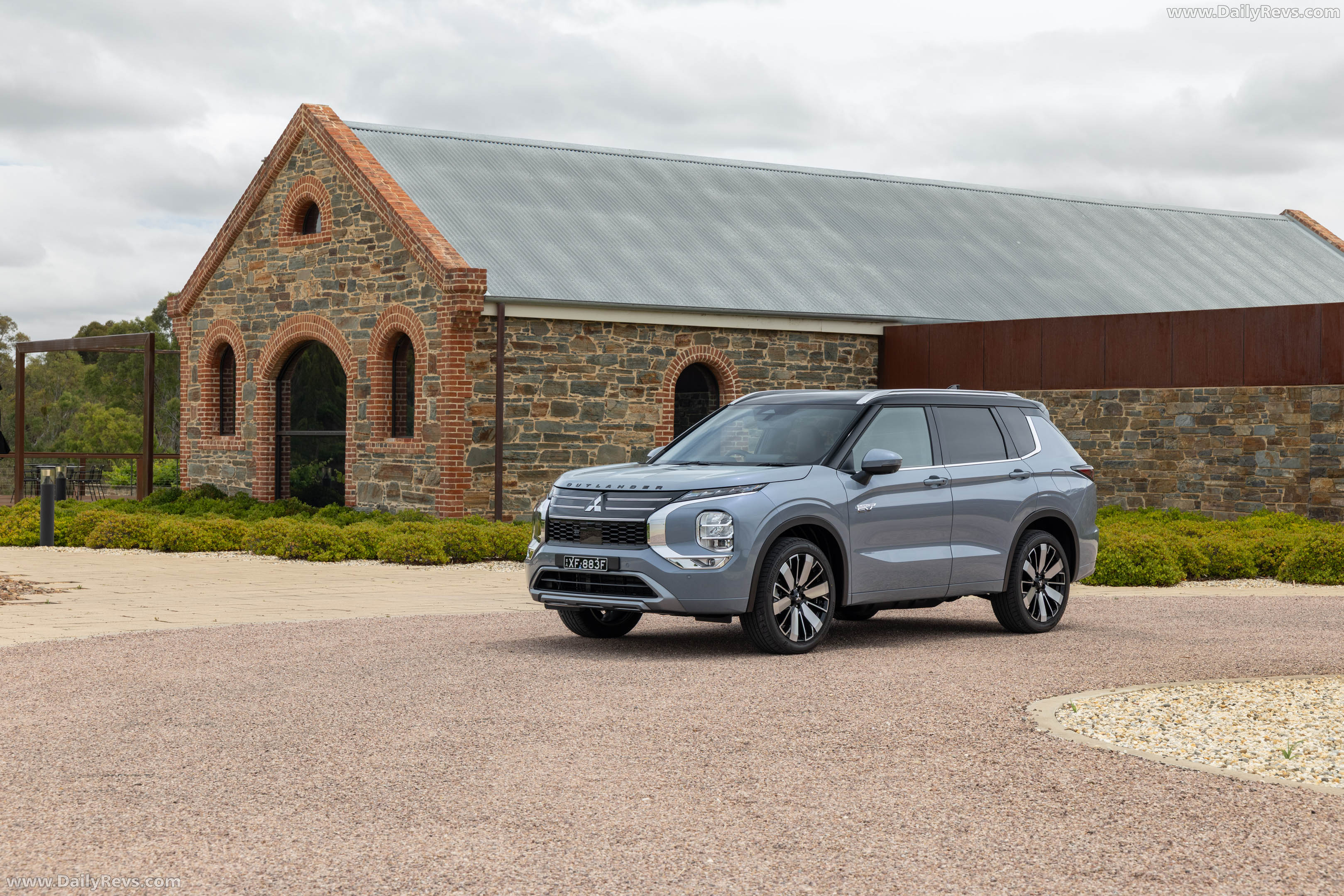 2026 Mitsubishi Outlander PHEV Australian Version Side View