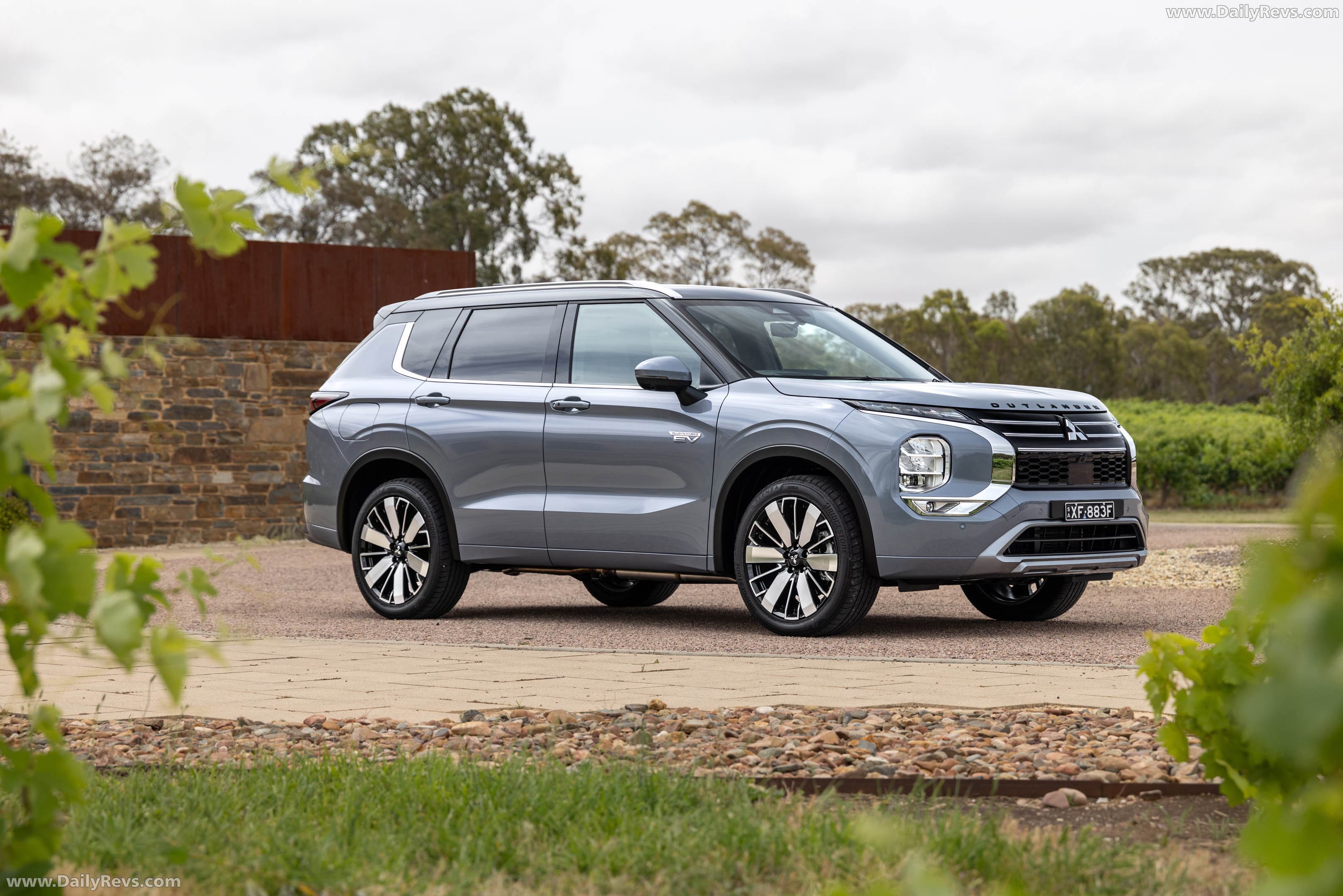 2026 Mitsubishi Outlander PHEV Australian Version Side View