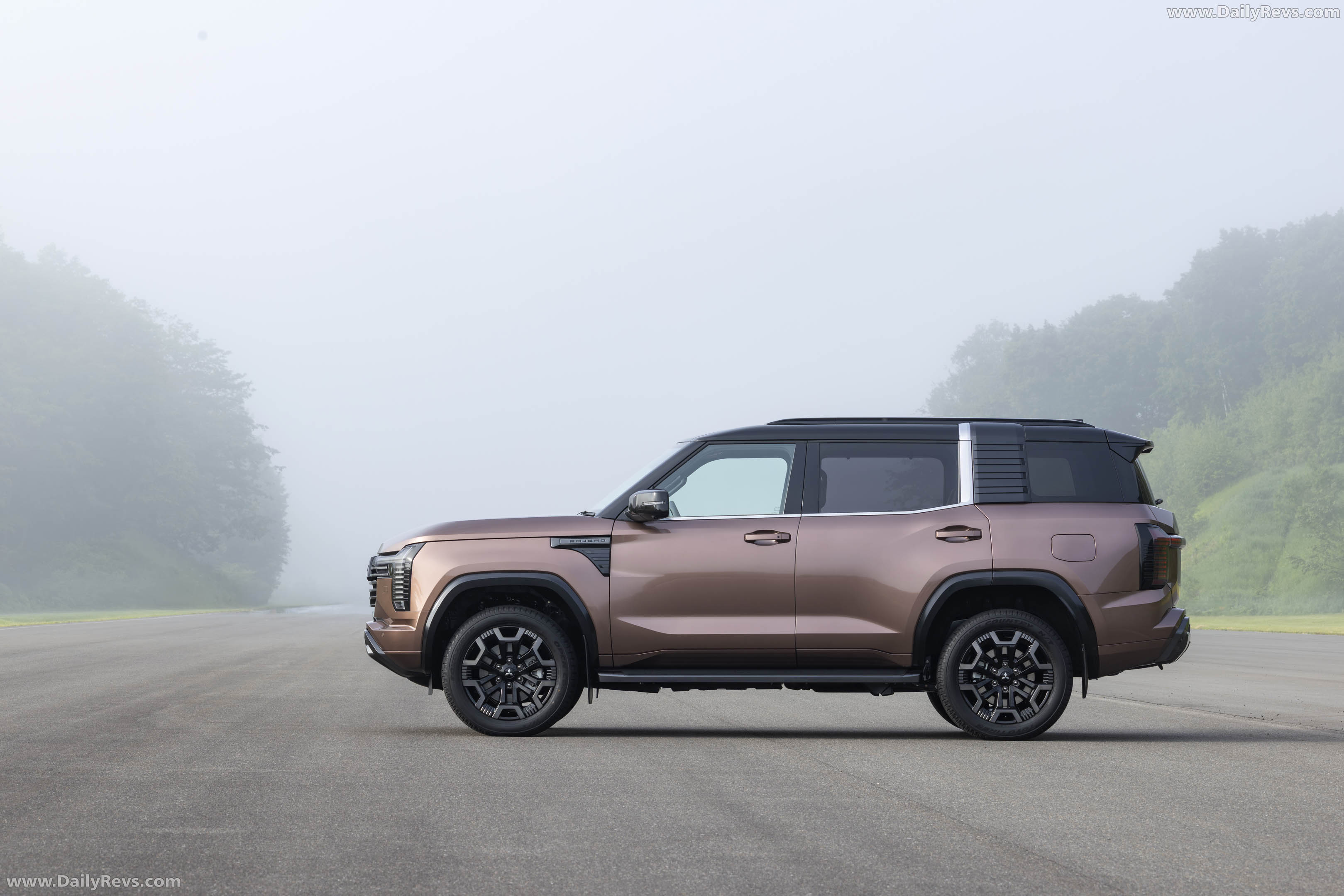 2027 Mitsubishi Pajero Australian Version Side View