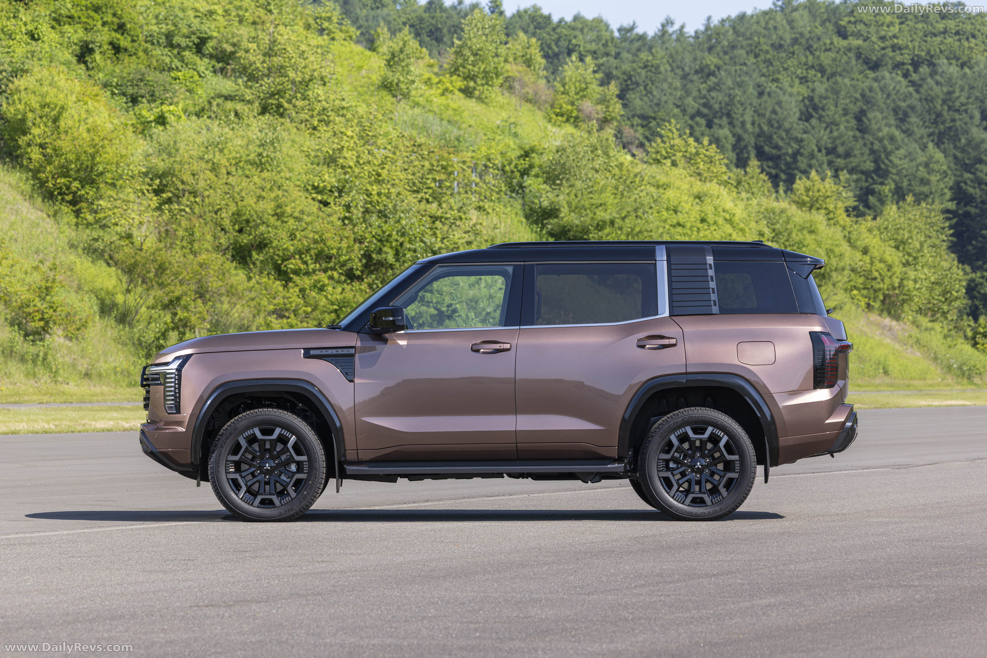 2027 Mitsubishi Pajero Australian Version Side View