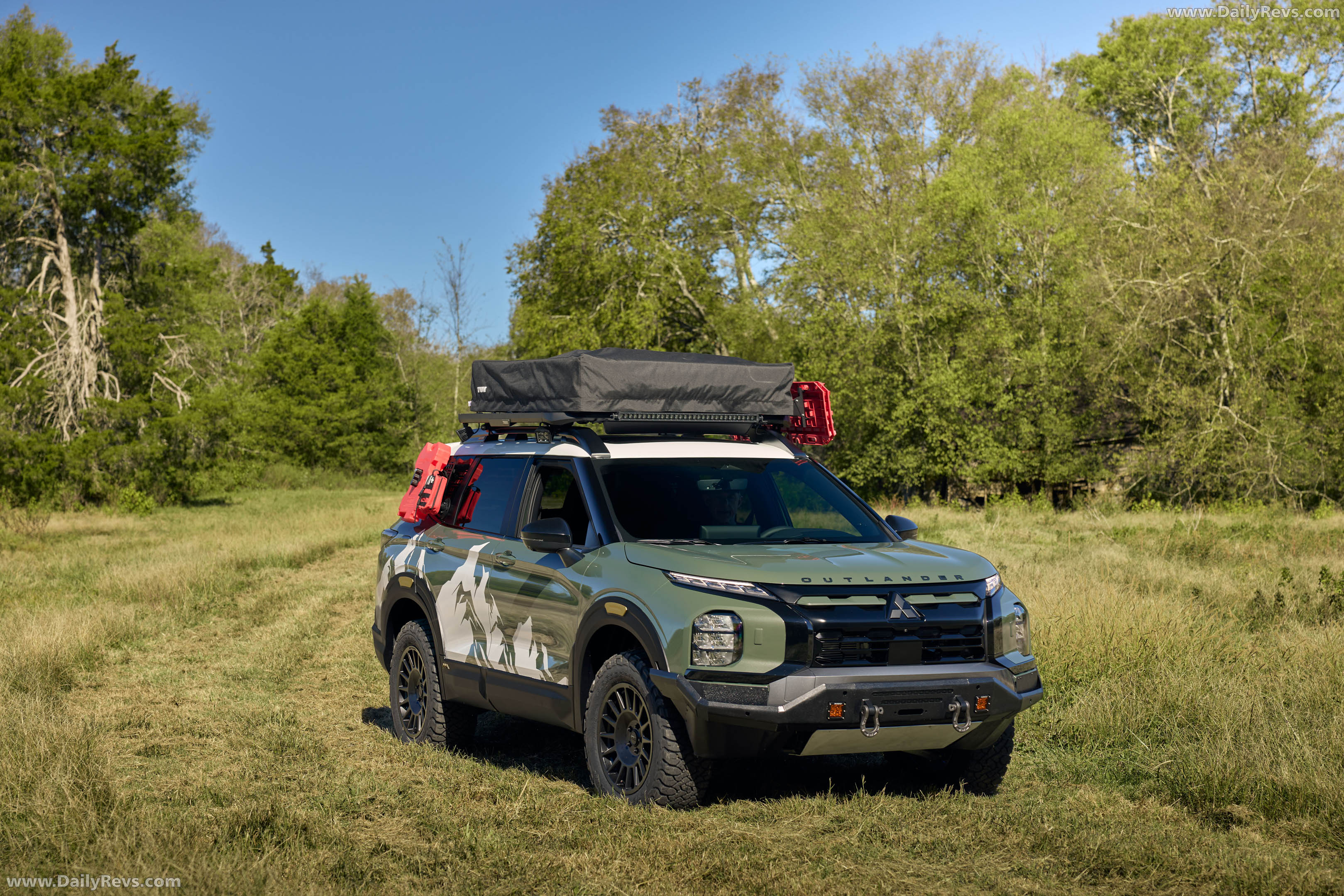 2028 Mitsubishi Outlander Diamond Trail Edition Front View