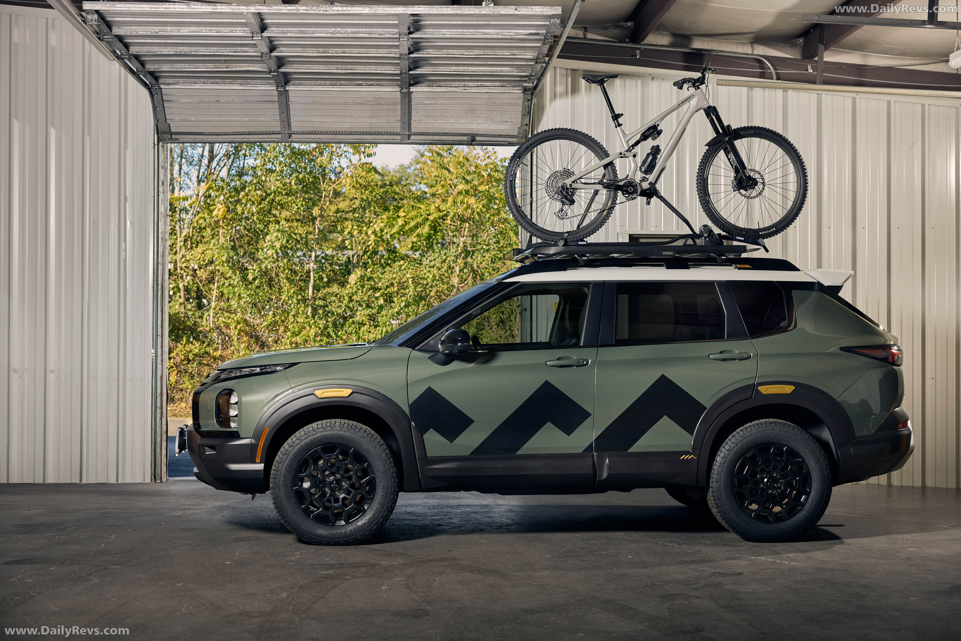2028 Mitsubishi Outlander Diamond Trail Edition Side View