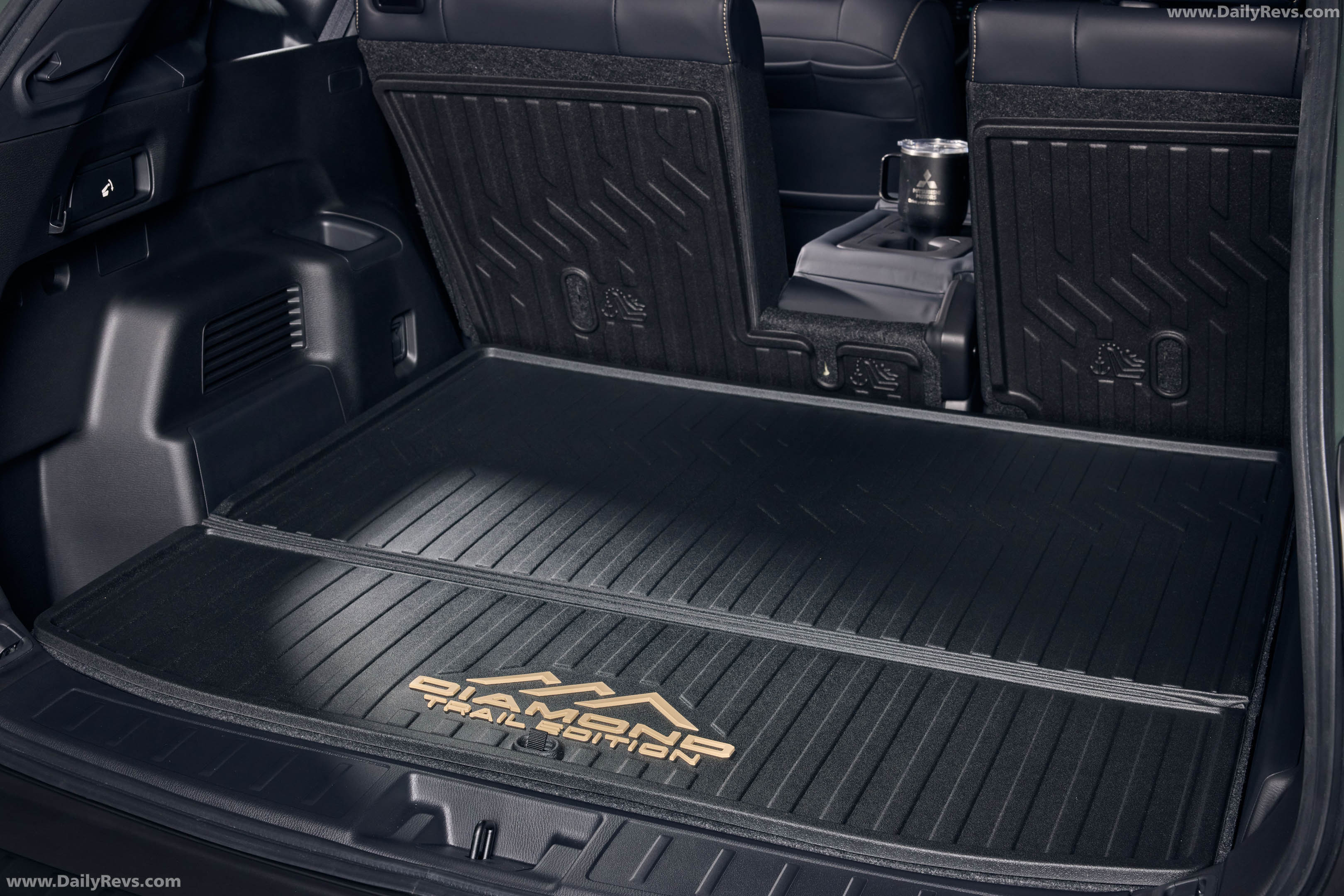2028 Mitsubishi Outlander Diamond Trail Edition Interior