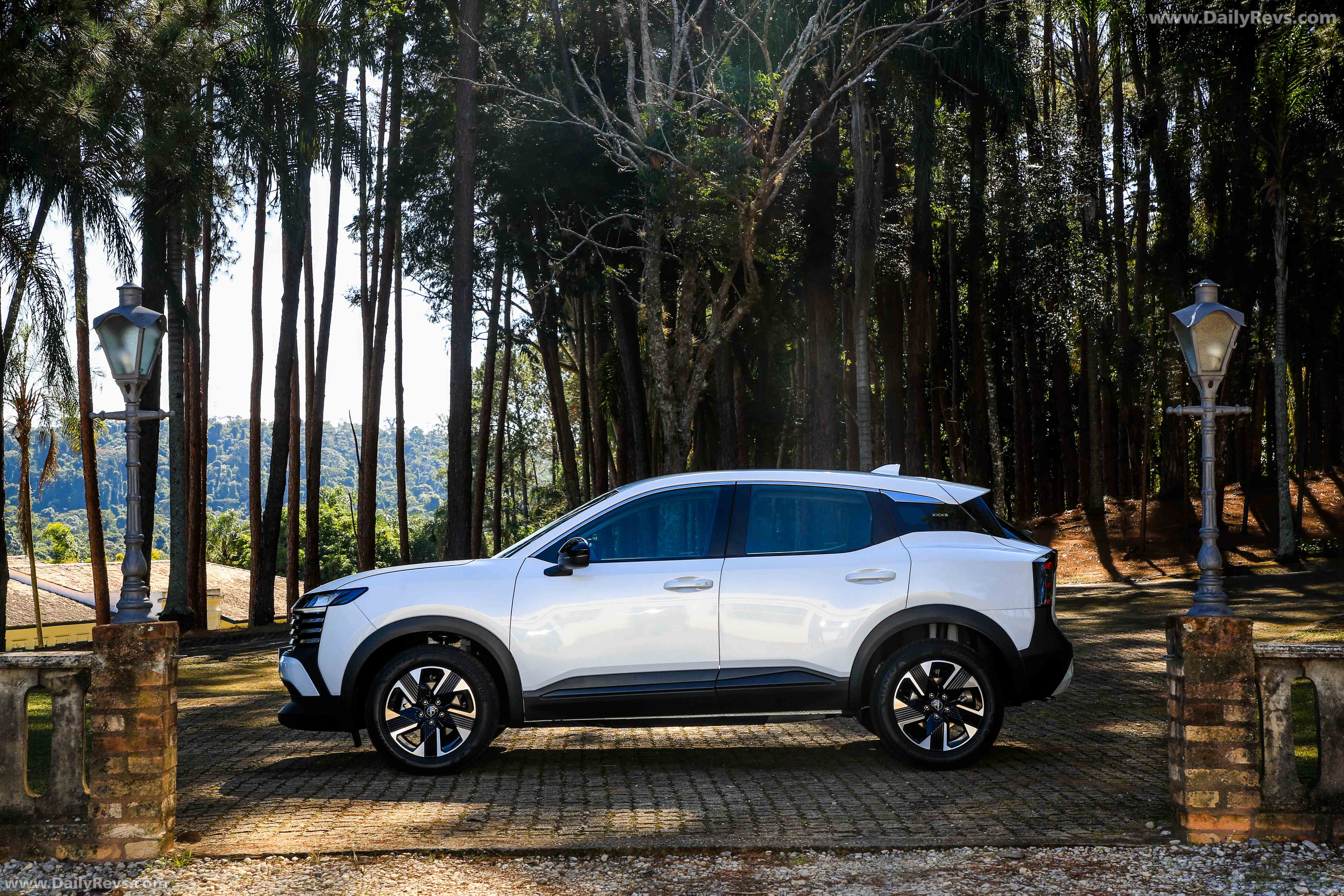 2025 Nissan Kicks Sense Side View
