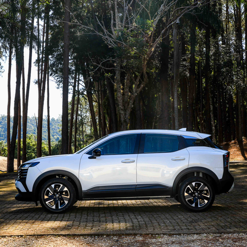 2025 Nissan Kicks Sense Side View