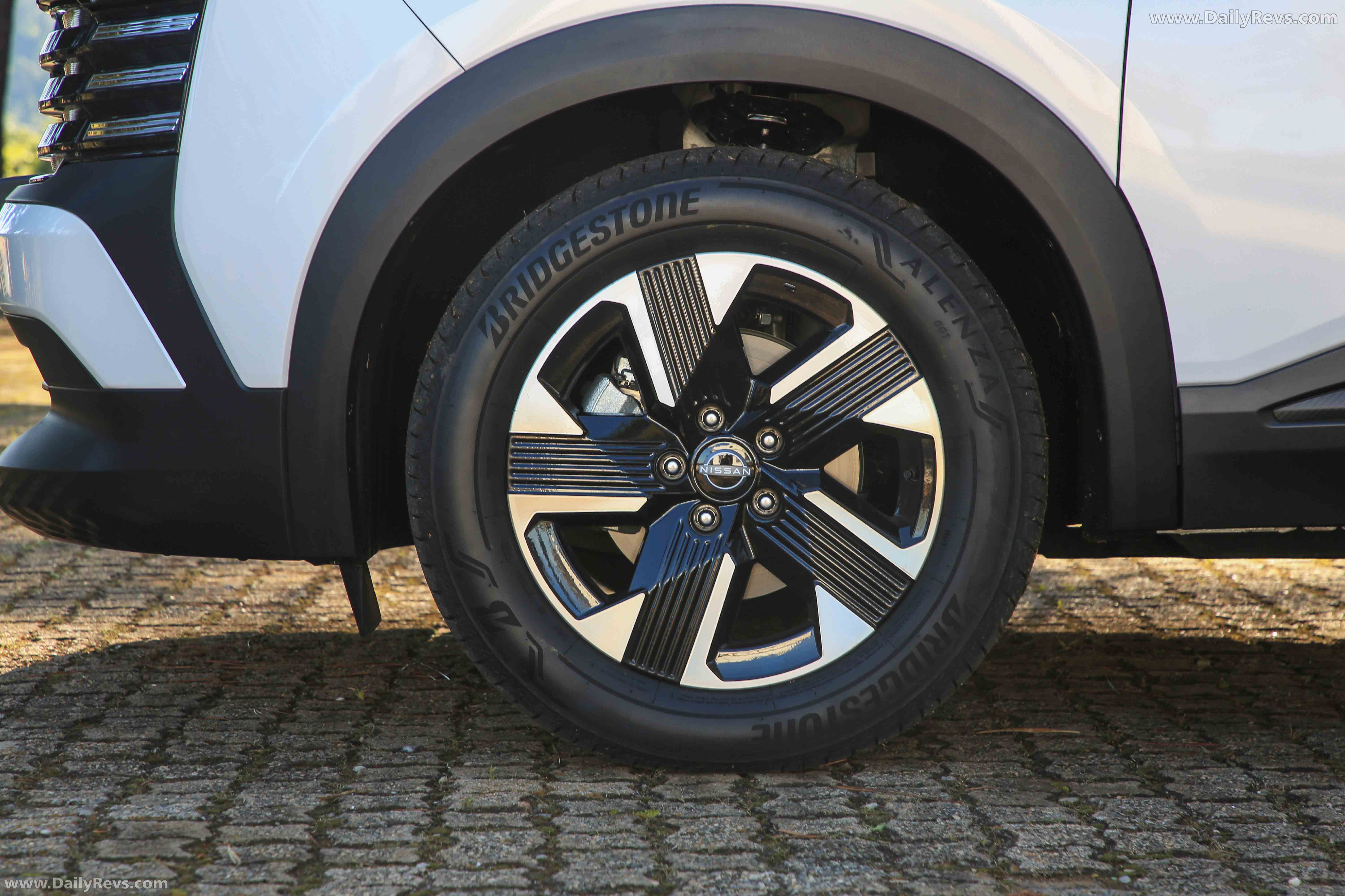2025 Nissan Kicks Sense Exterior