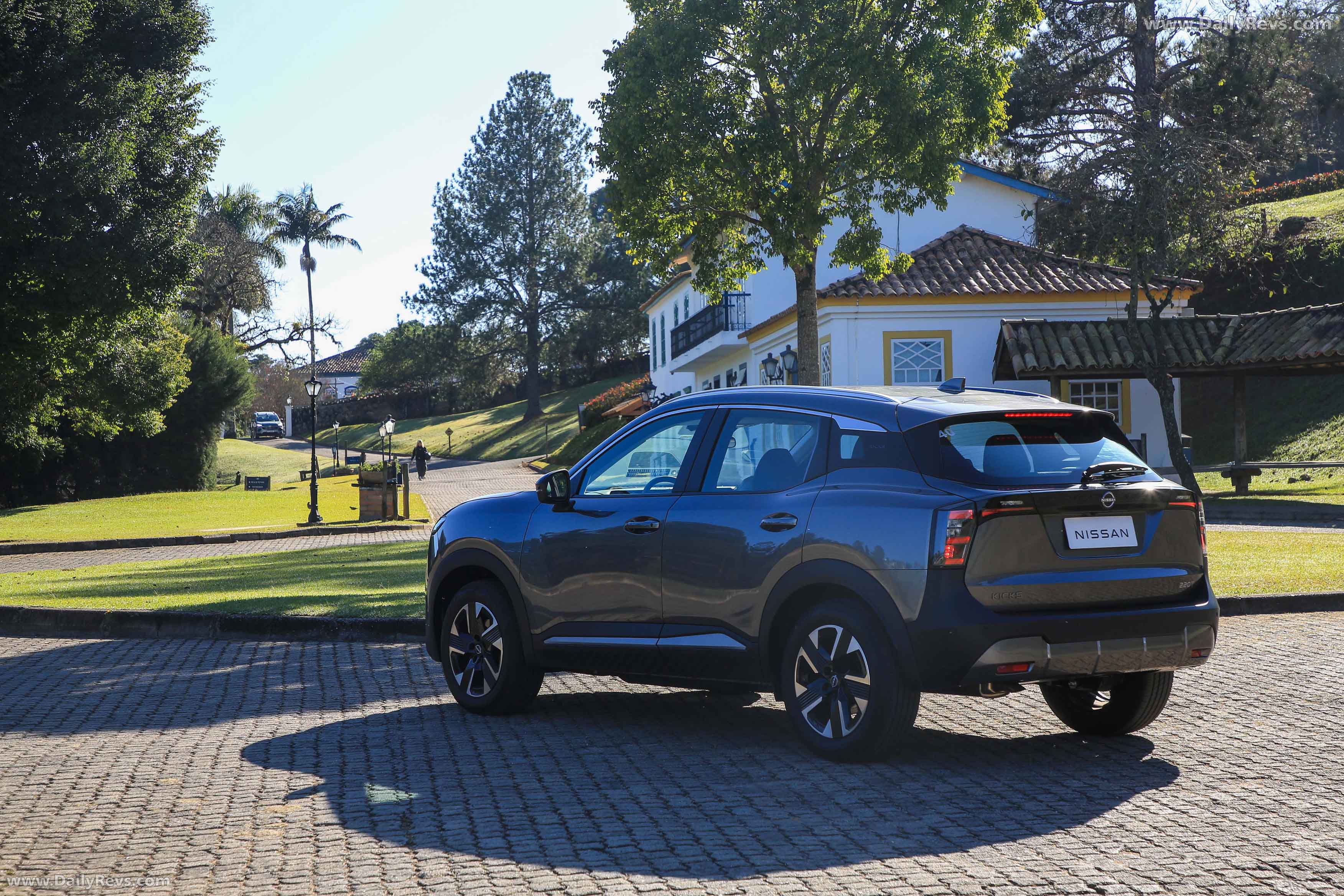 2025 Nissan Kicks Advance Rear View