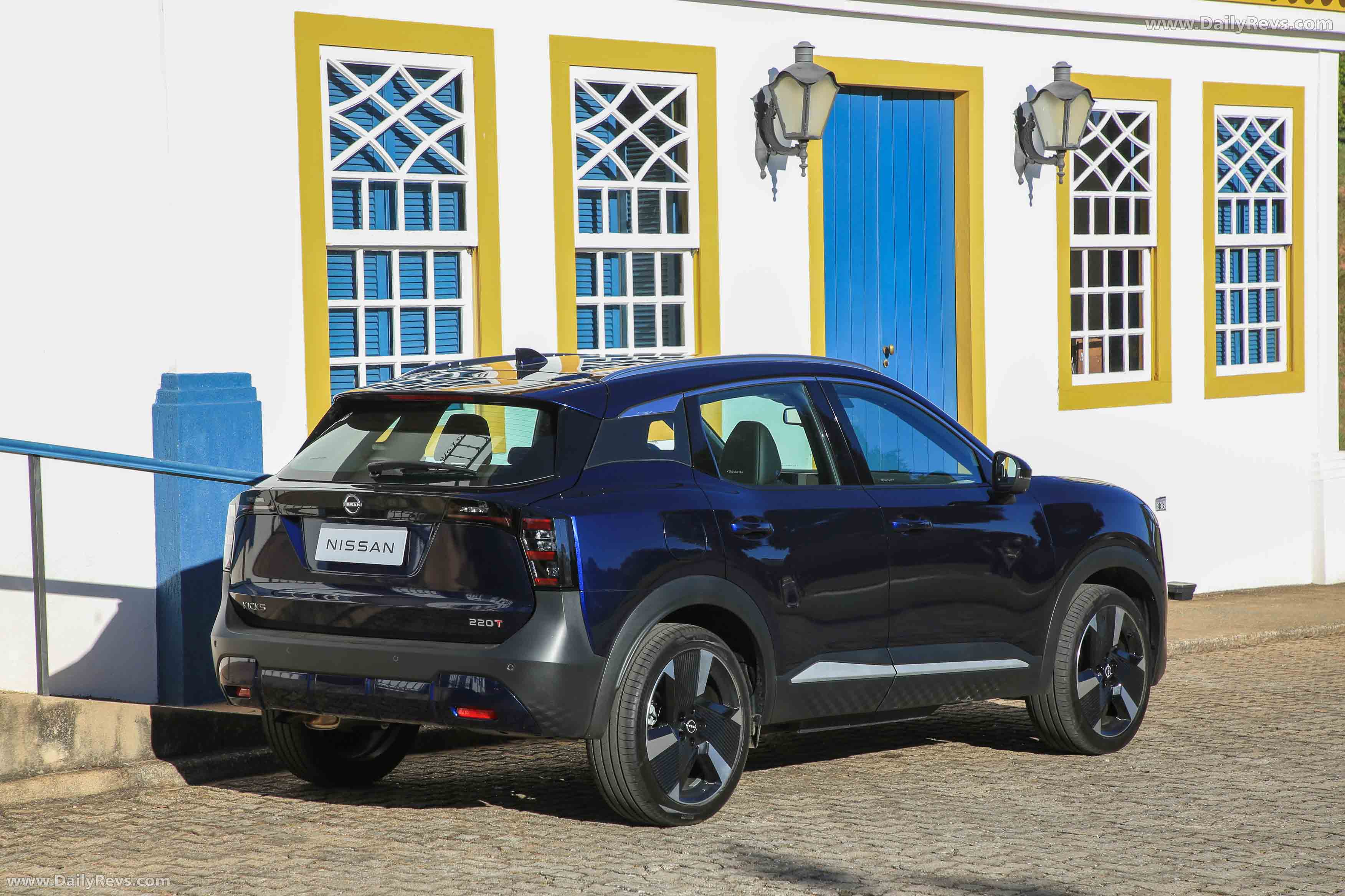 2025 Nissan Kicks Exclusive Rear View