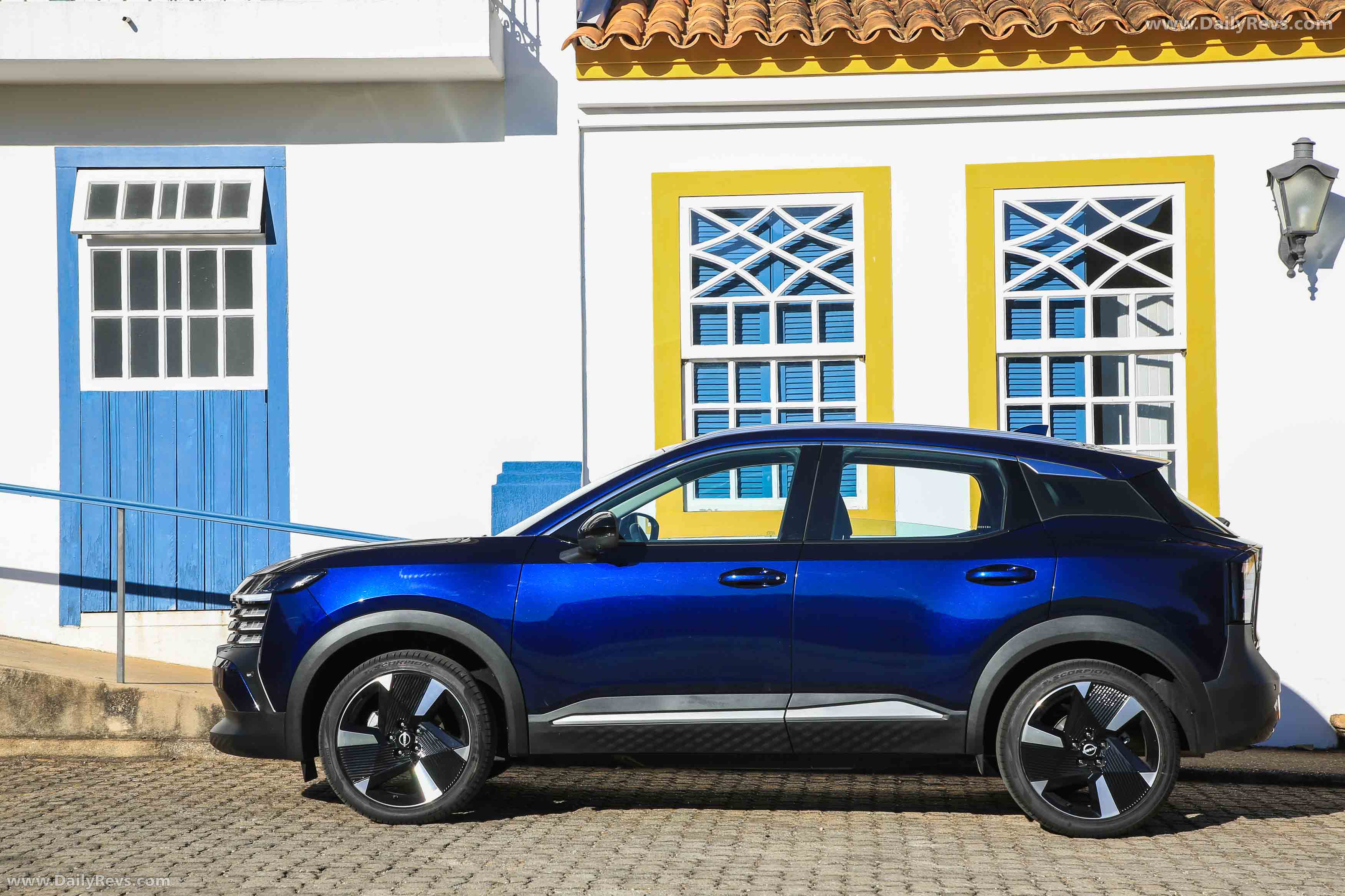 2025 Nissan Kicks Exclusive Side View