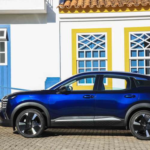 2025 Nissan Kicks Exclusive Side View