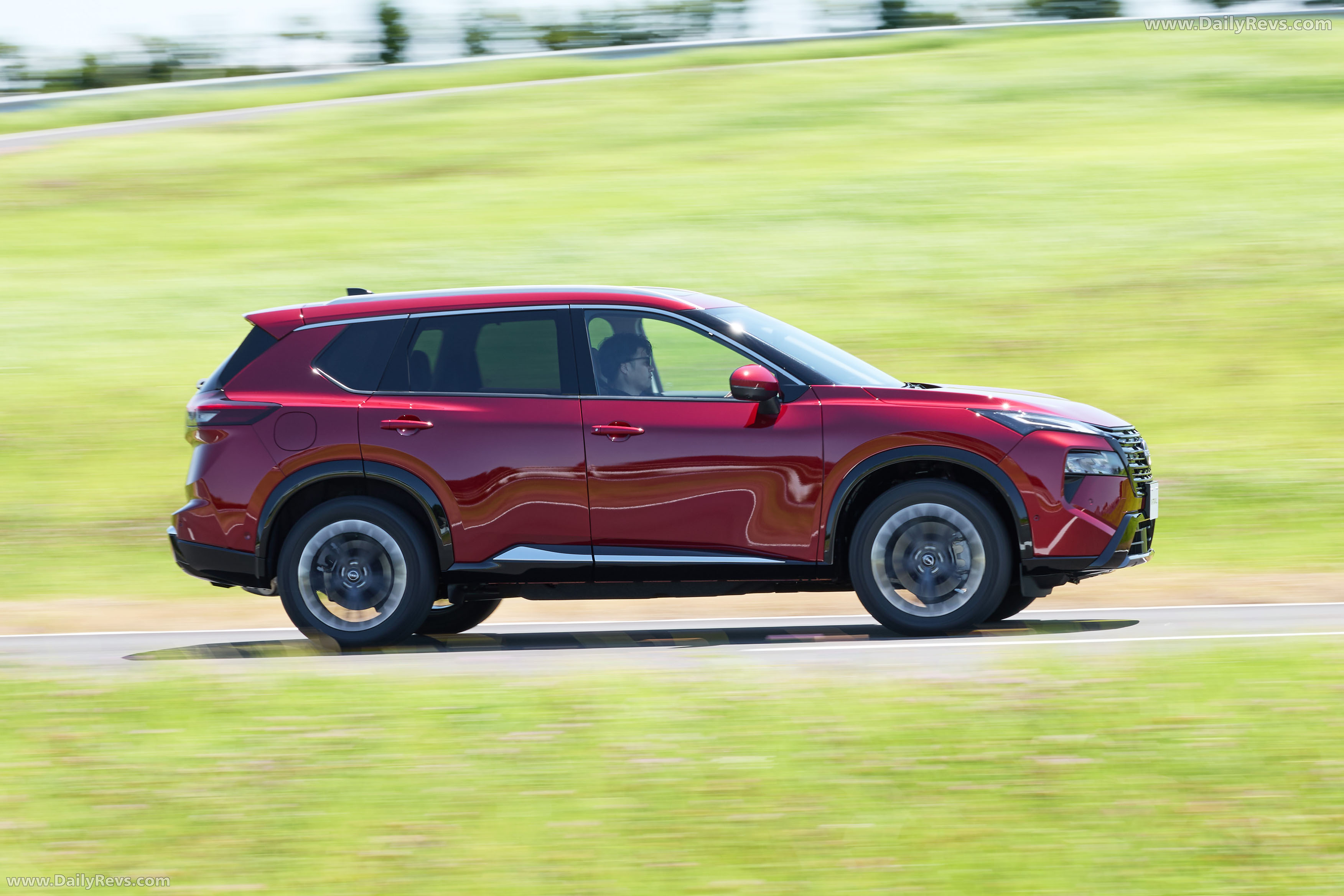 2025 Nissan X-Trail e-Power Side View