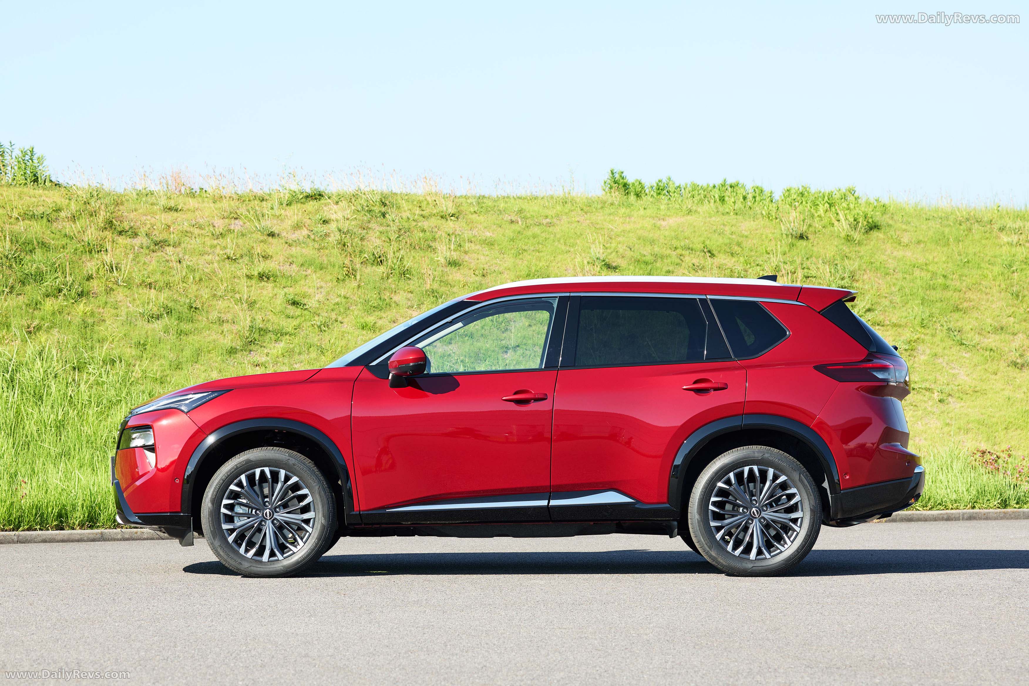 2025 Nissan X-Trail e-Power Side View