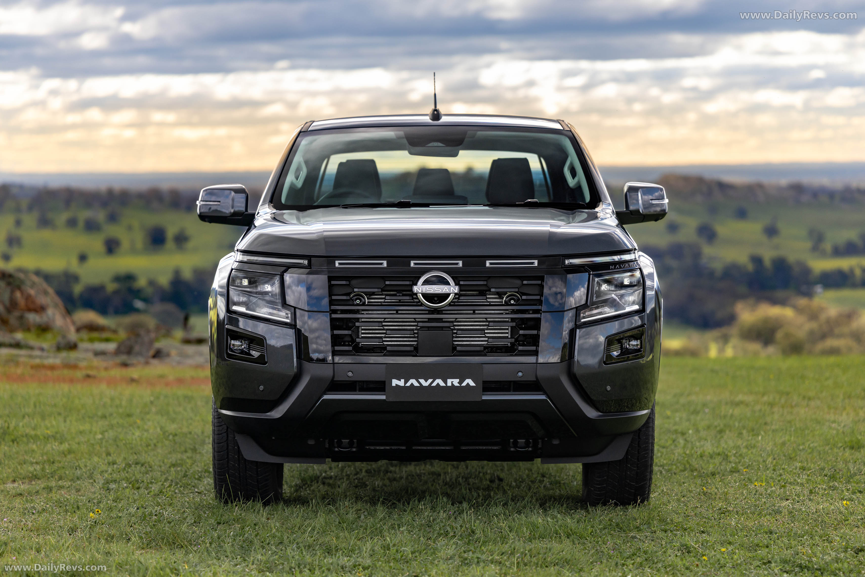 2026 Nissan Navara ST-X Front View