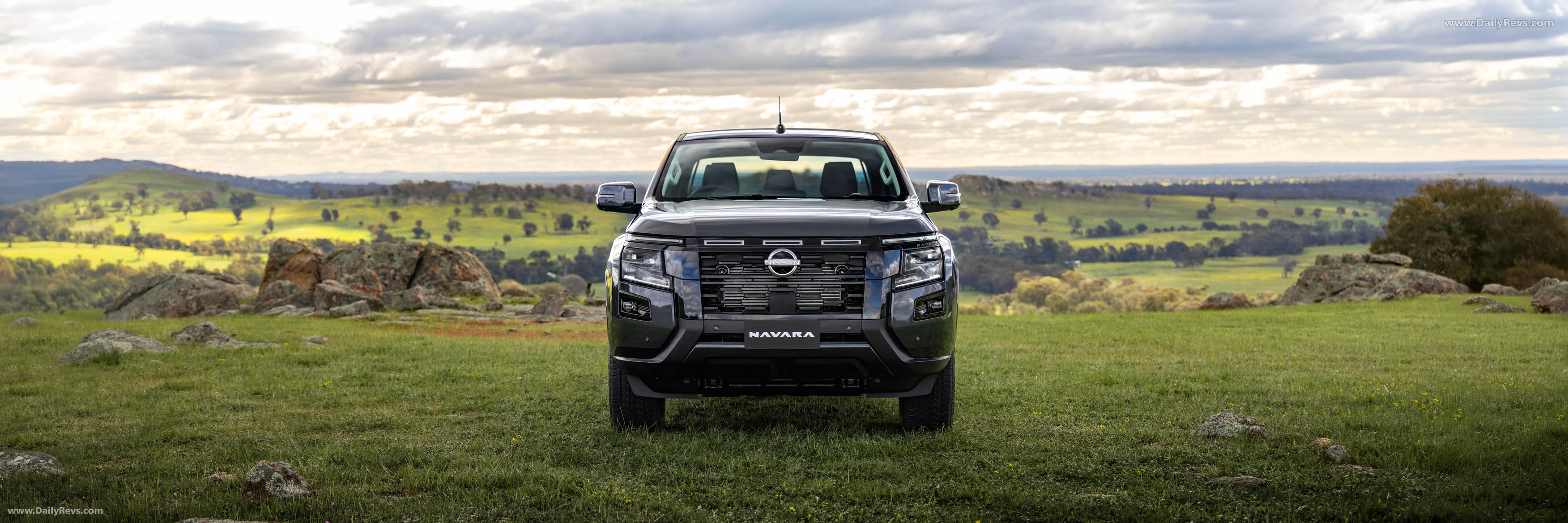 2026 Nissan Navara ST-X Front View