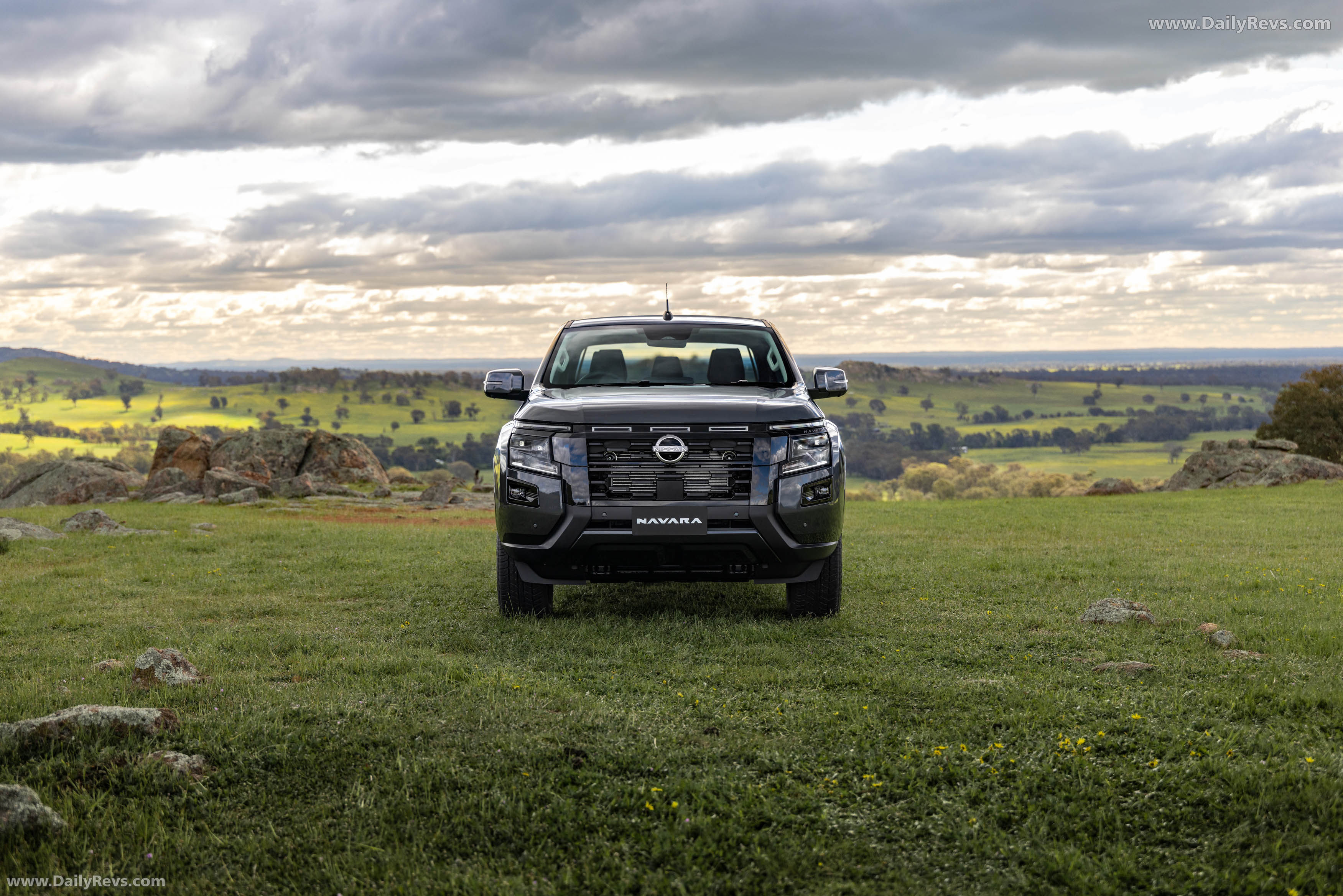 2026 Nissan Navara ST-X Front View
