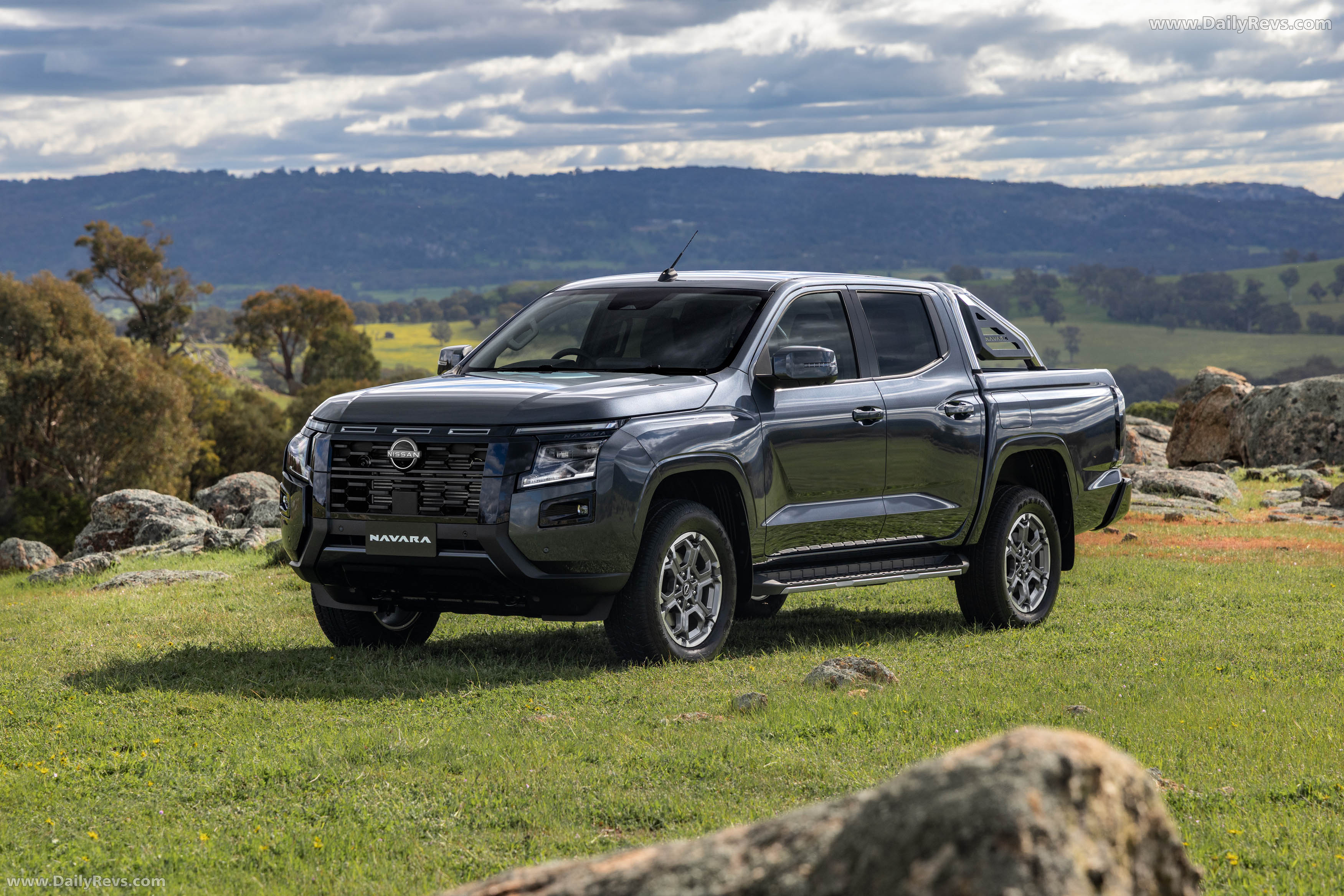 2026 Nissan Navara ST-X Front View