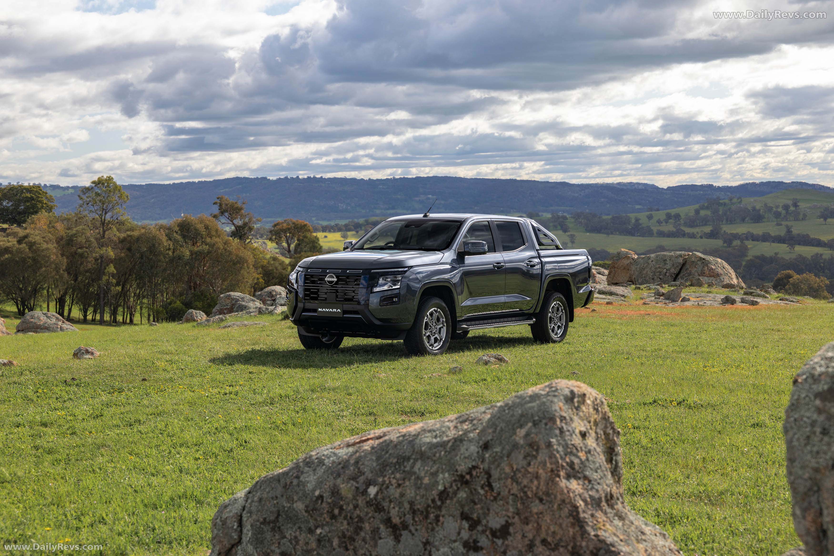 2026 Nissan Navara ST-X Front View