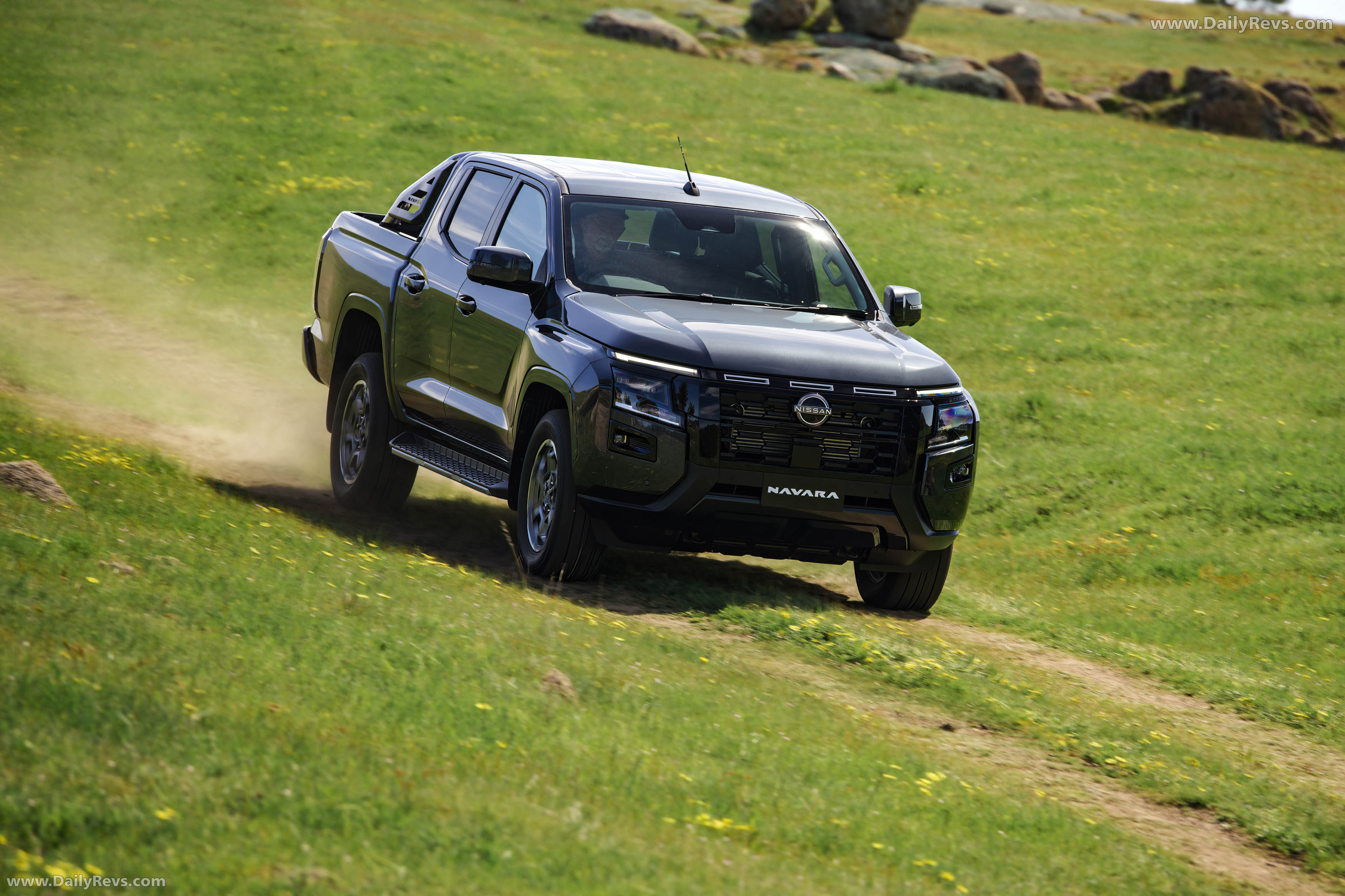 2026 Nissan Navara ST-X Front View