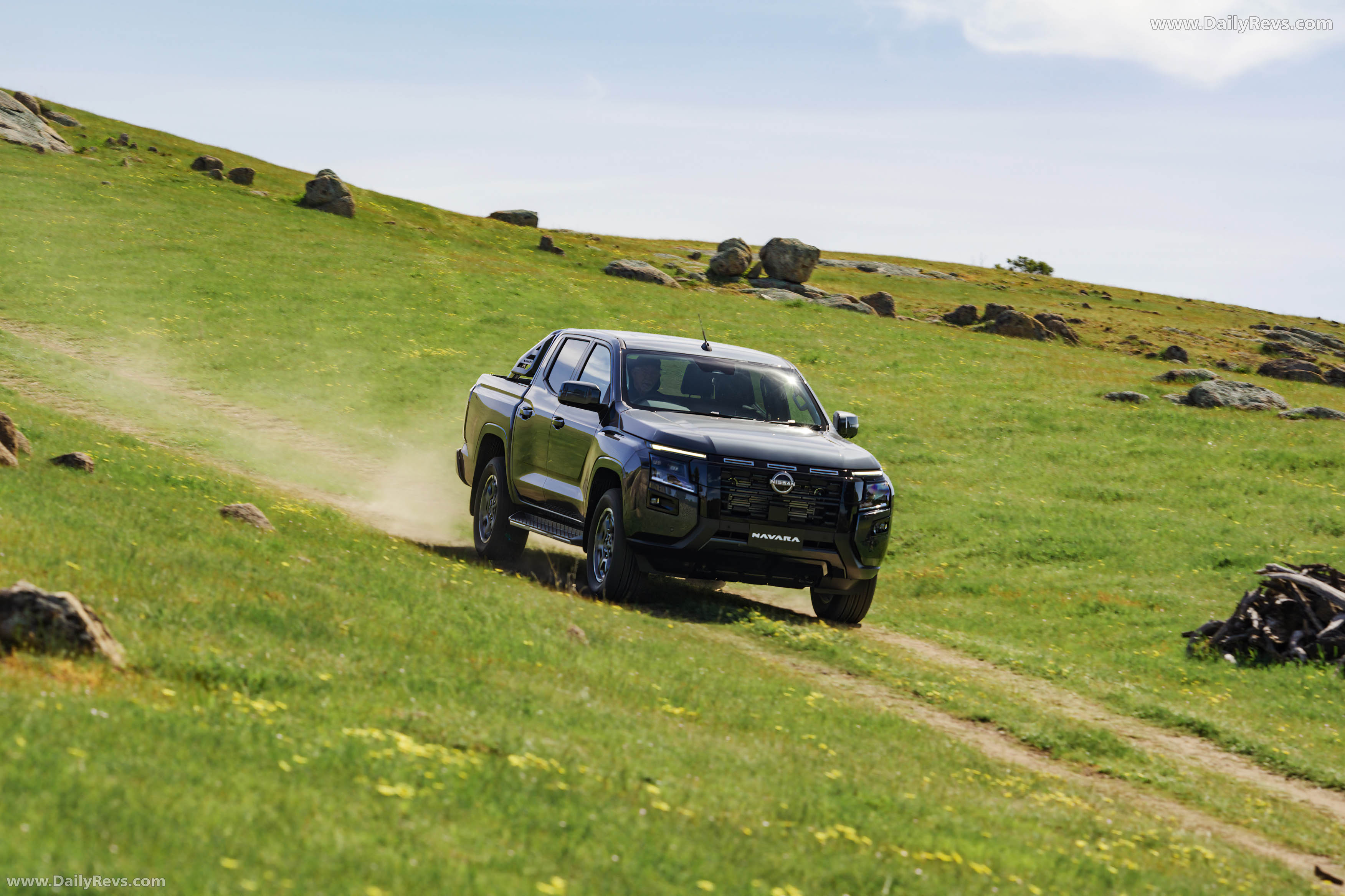2026 Nissan Navara ST-X Front View
