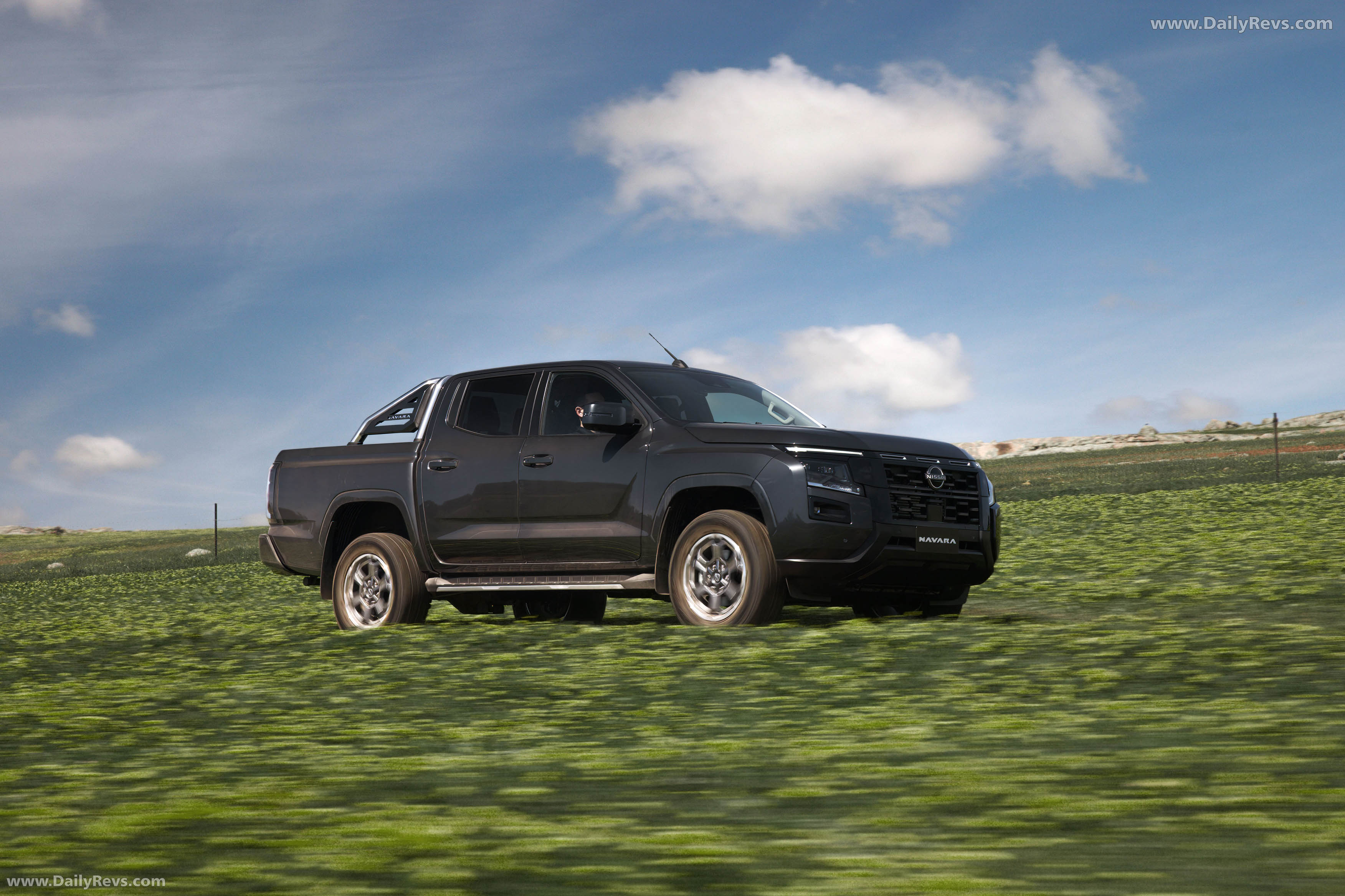 2026 Nissan Navara ST-X Front View
