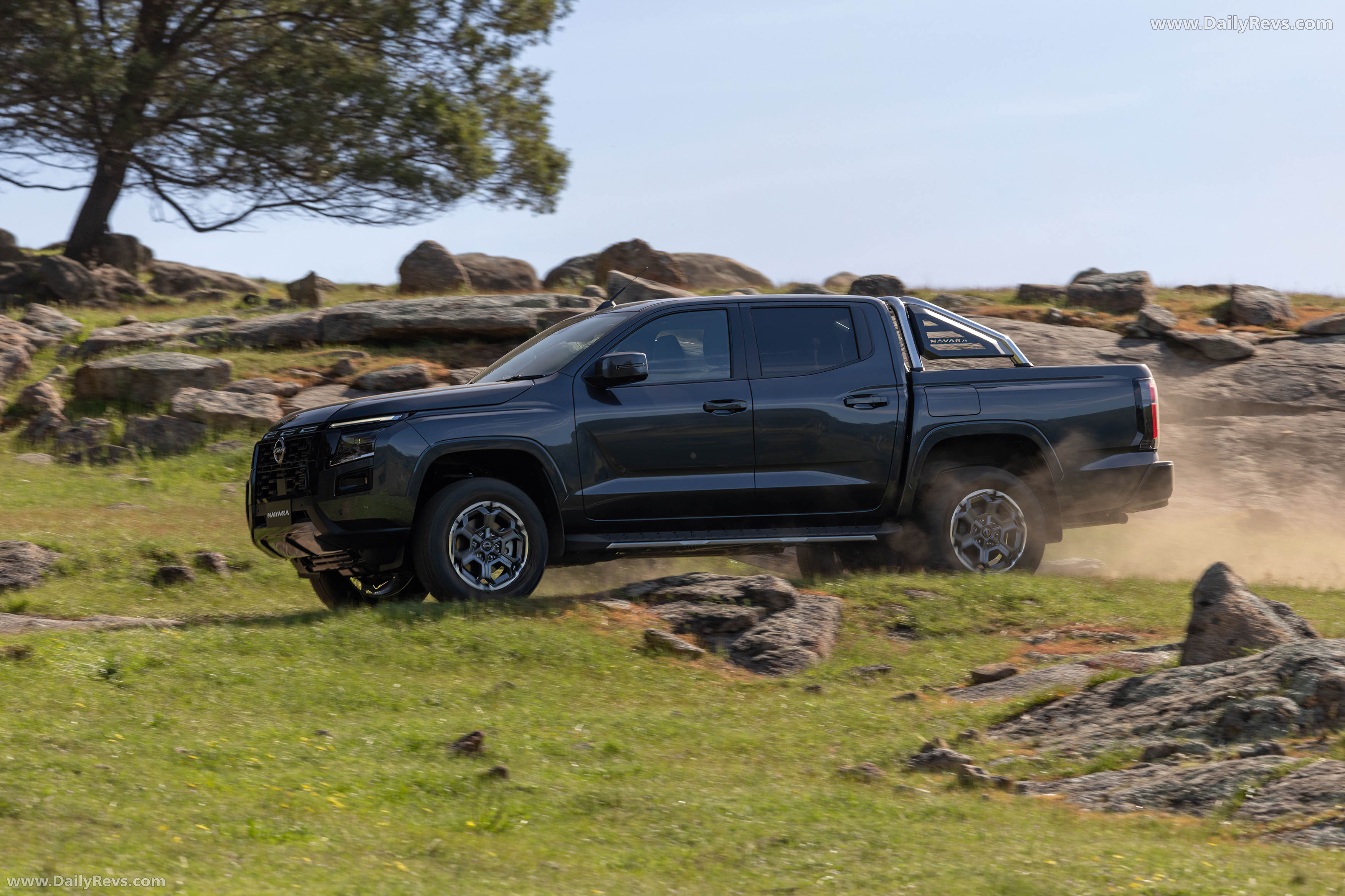 2026 Nissan Navara ST-X Side View