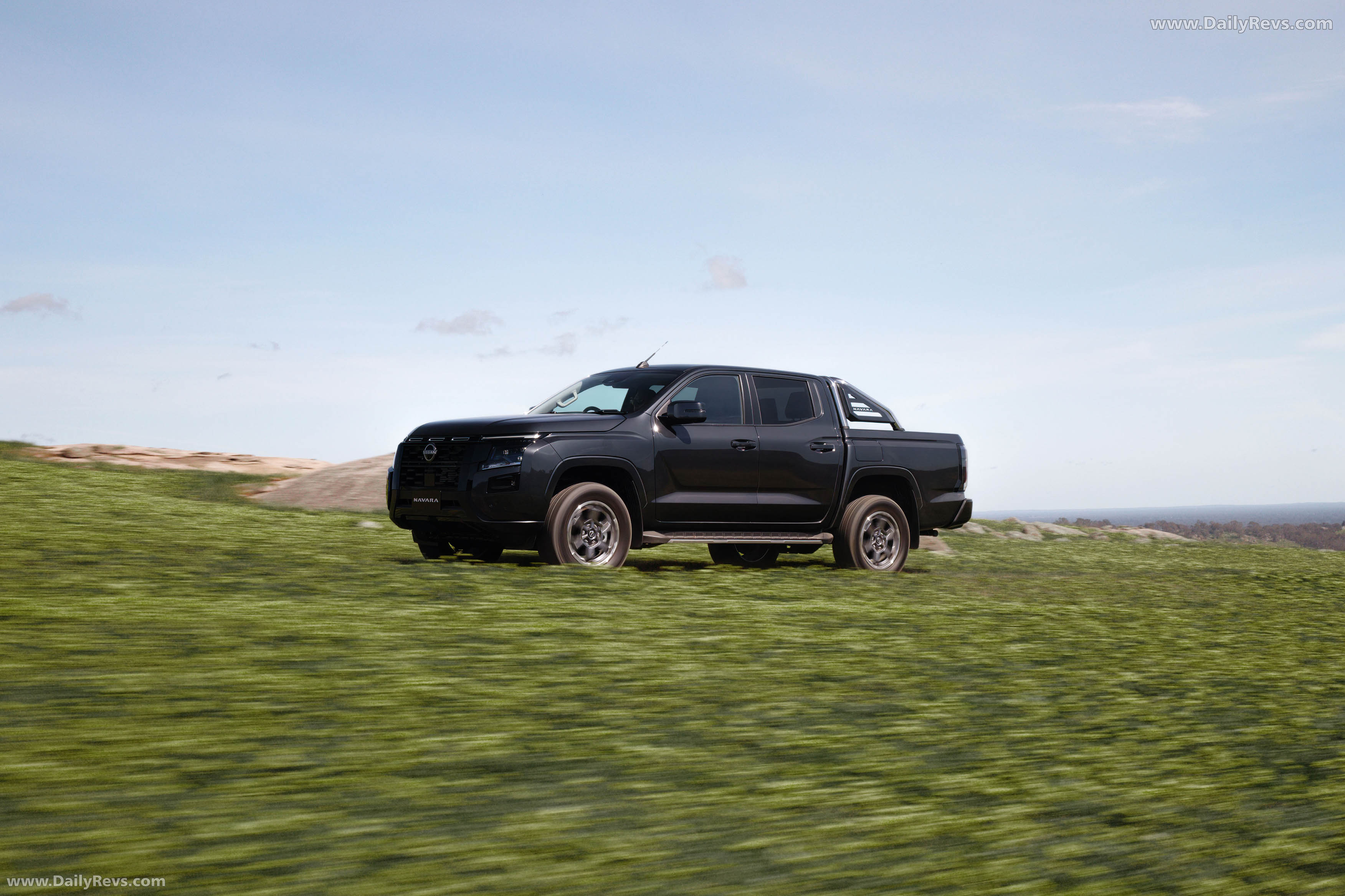 2026 Nissan Navara ST-X Side View