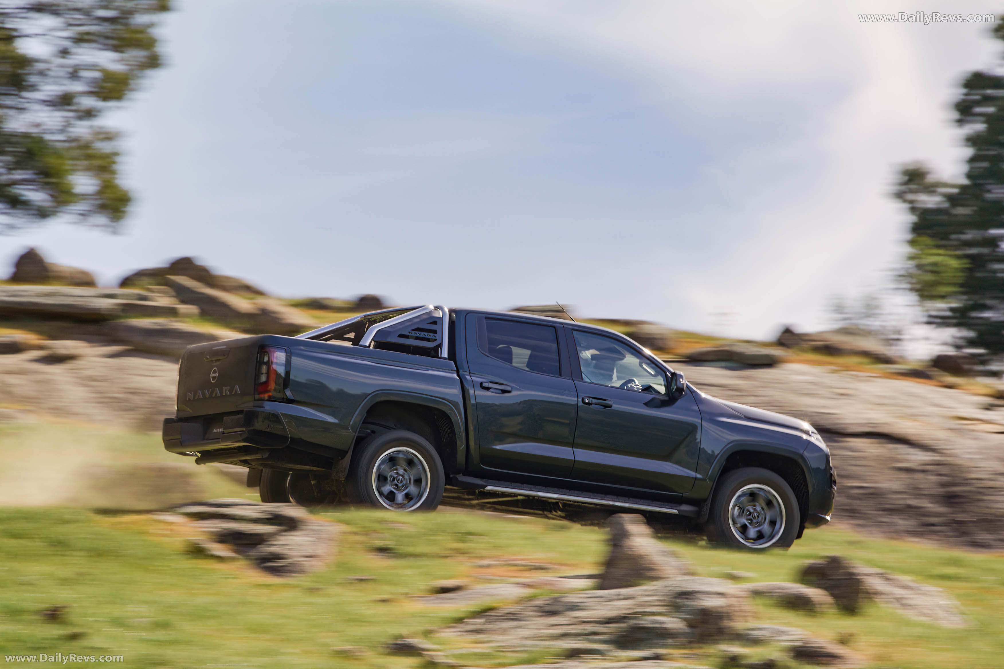 2026 Nissan Navara ST-X Side View
