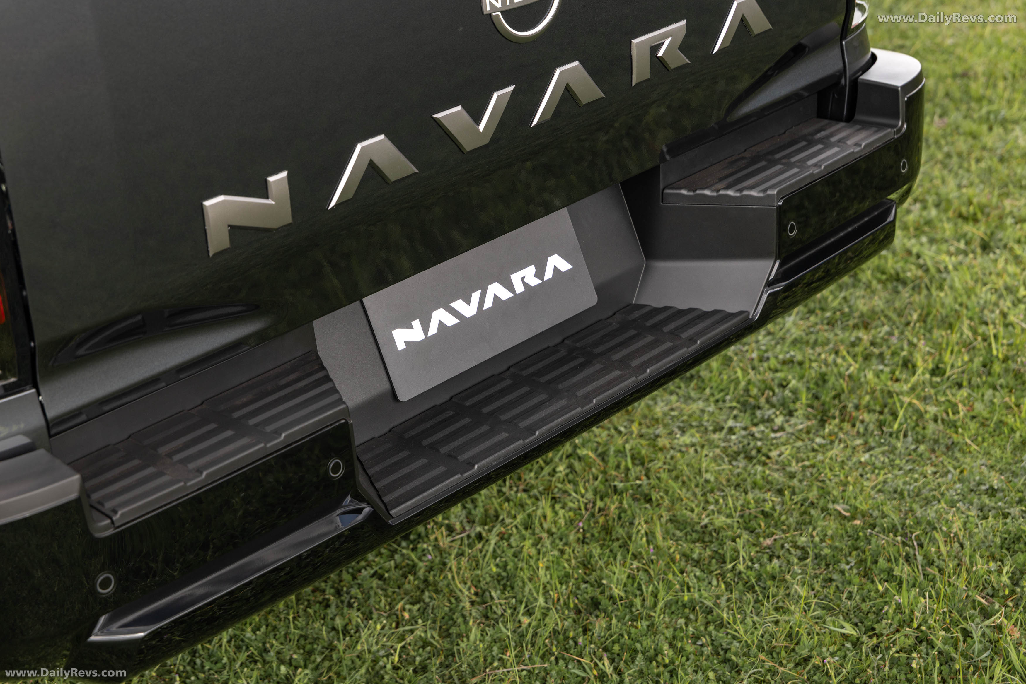 2026 Nissan Navara ST-X Exterior