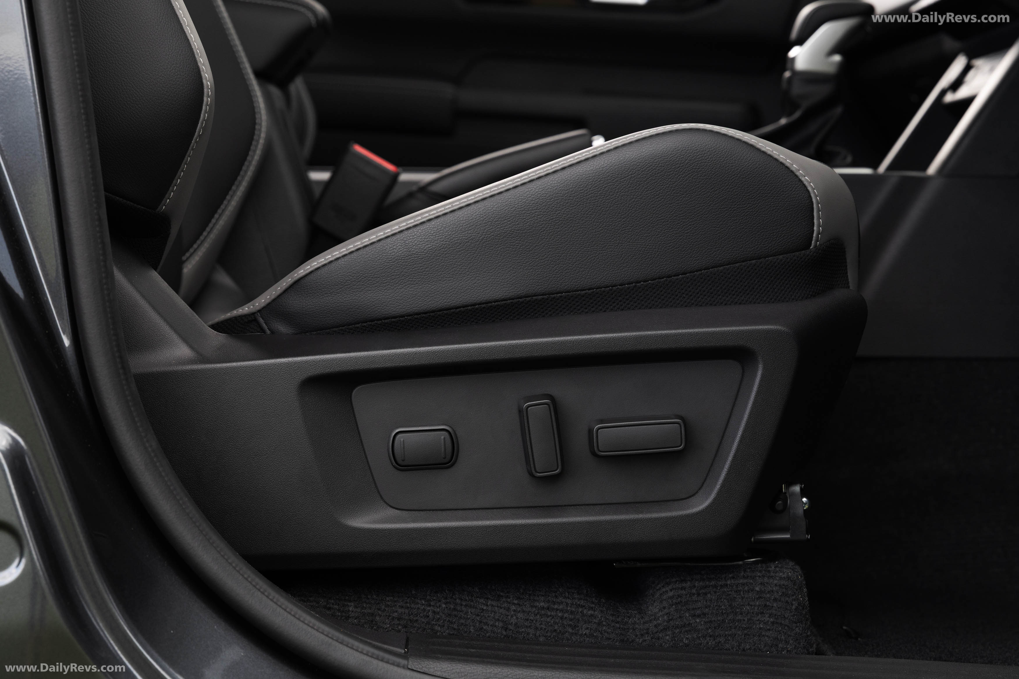 2026 Nissan Navara ST-X Interior