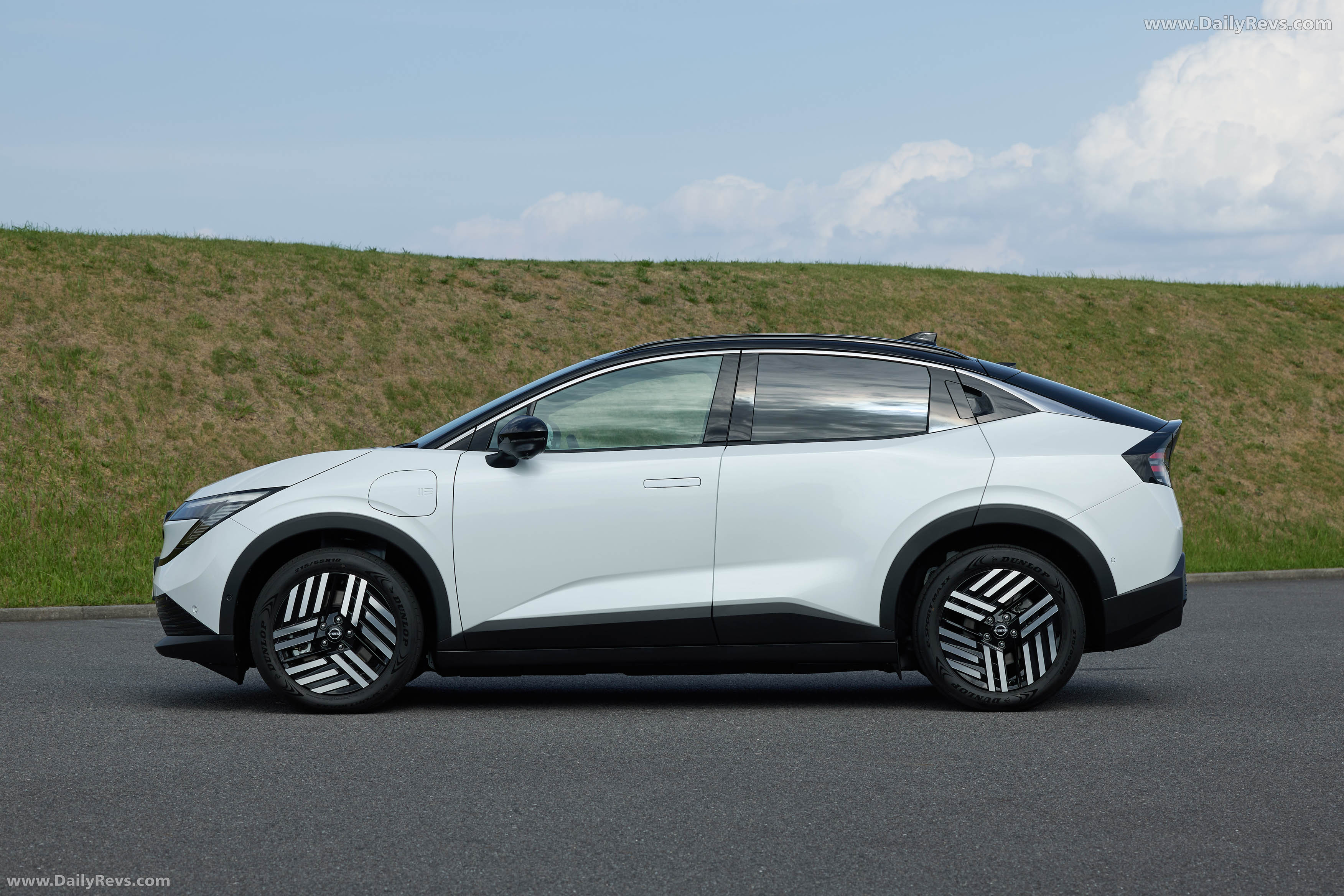 2026 Nissan LEAF B7 Side View