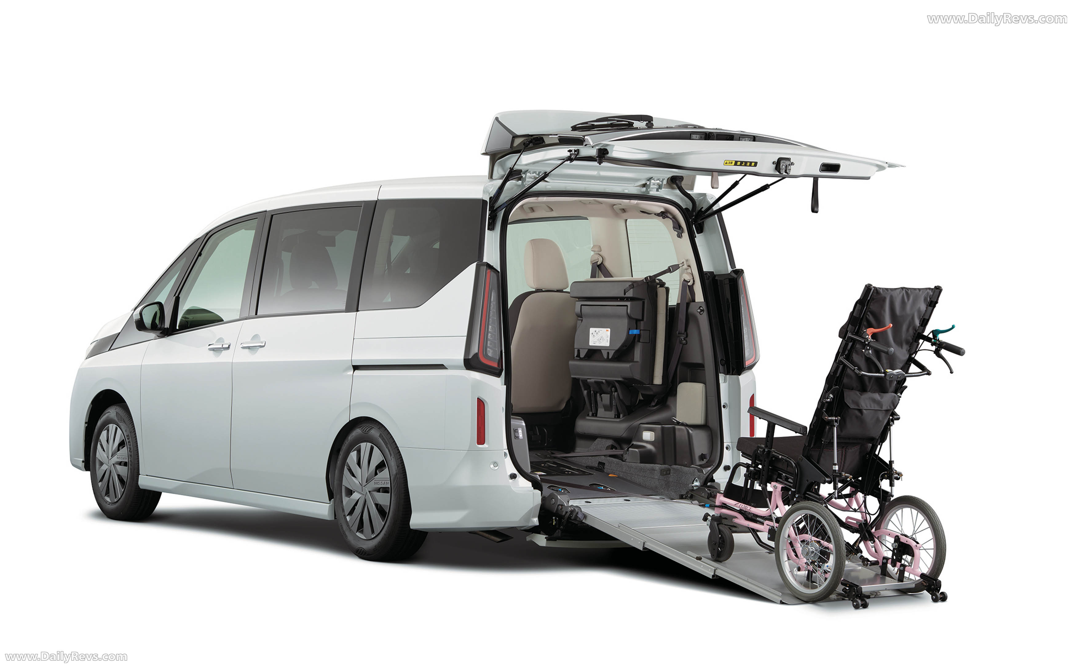2026 Nissan Serena Rear View