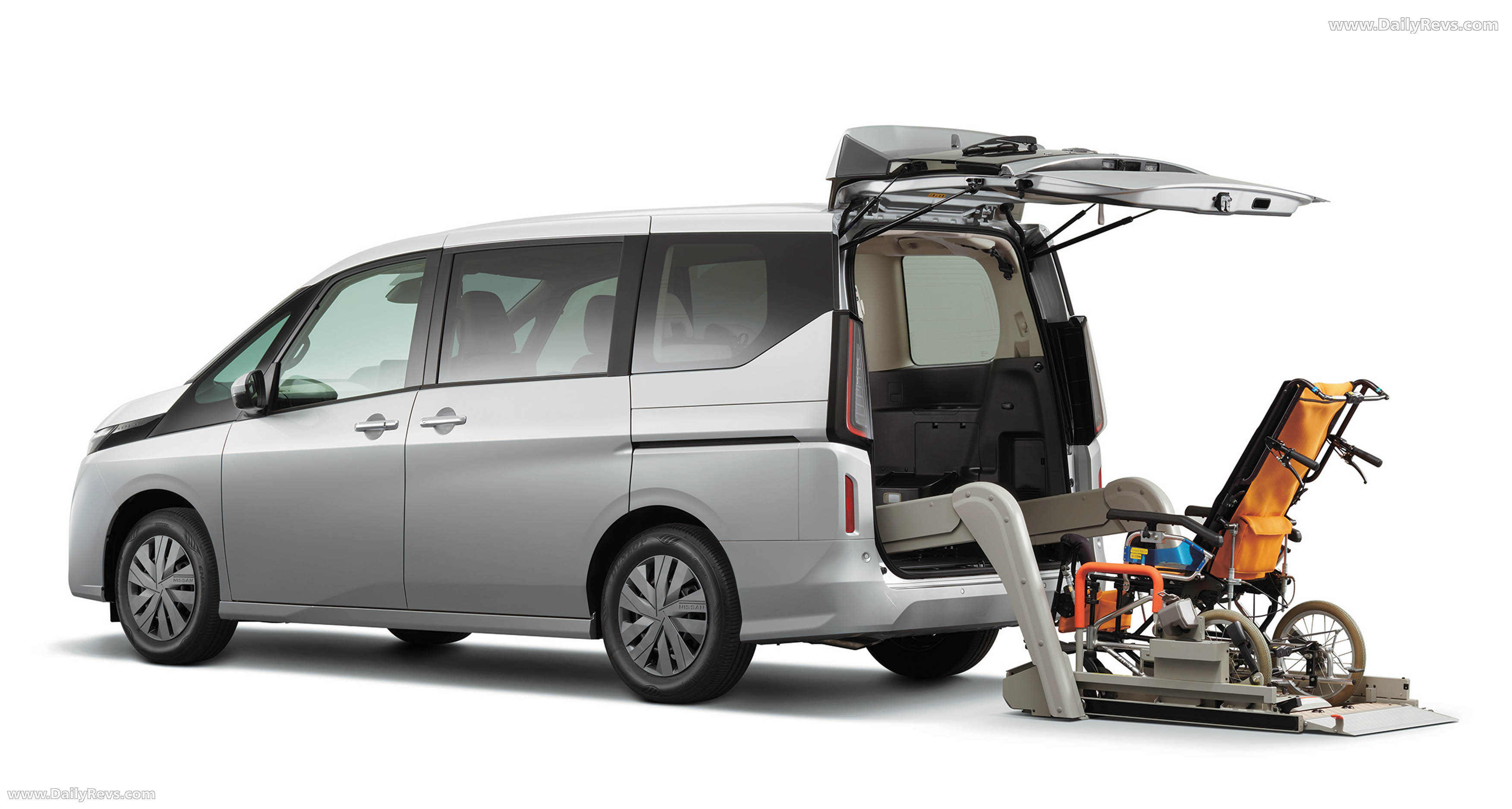 2026 Nissan Serena Rear View
