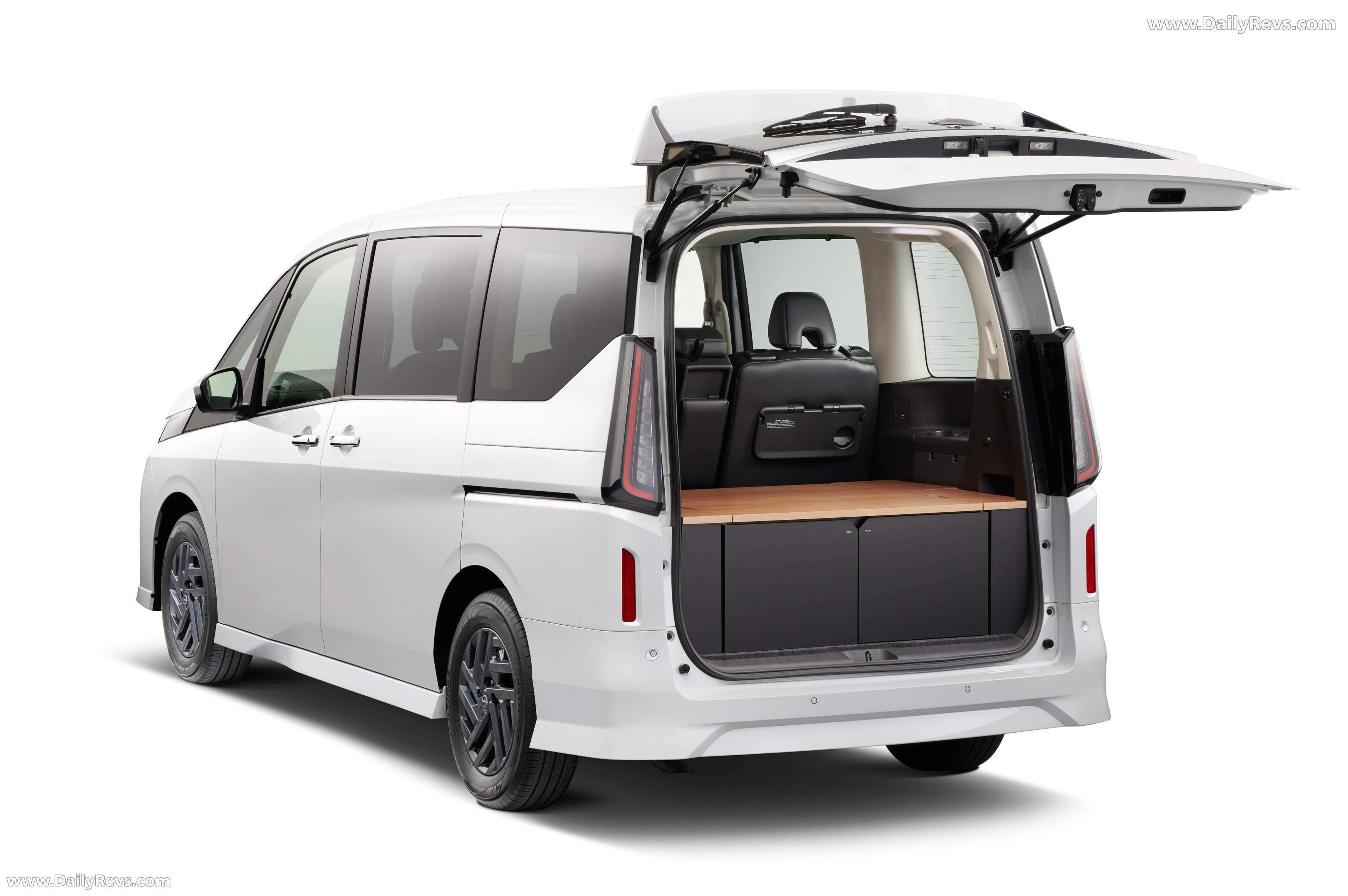 2026 Nissan Serena Rear View