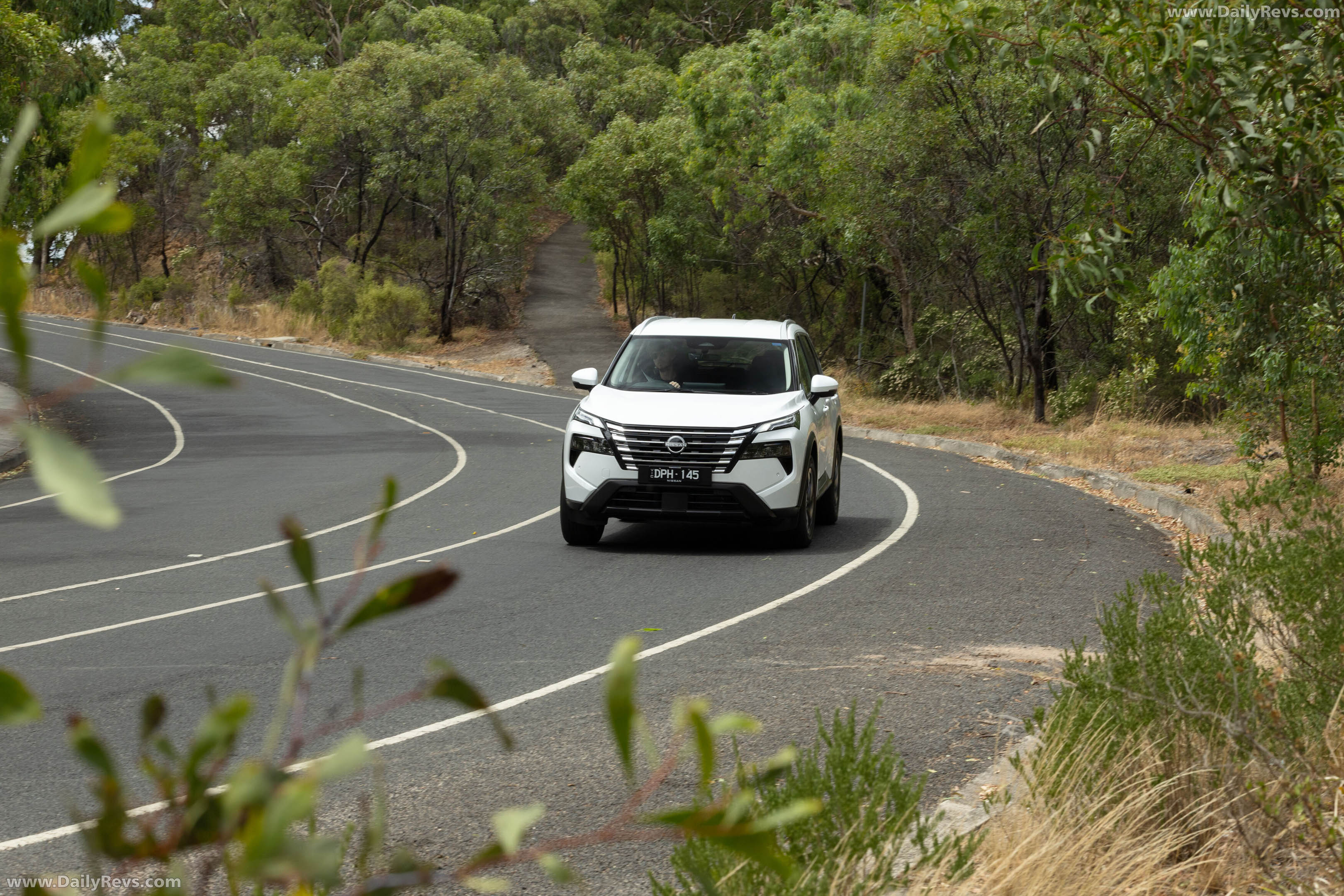 2026 Nissan X-Trail ST-L Front View
