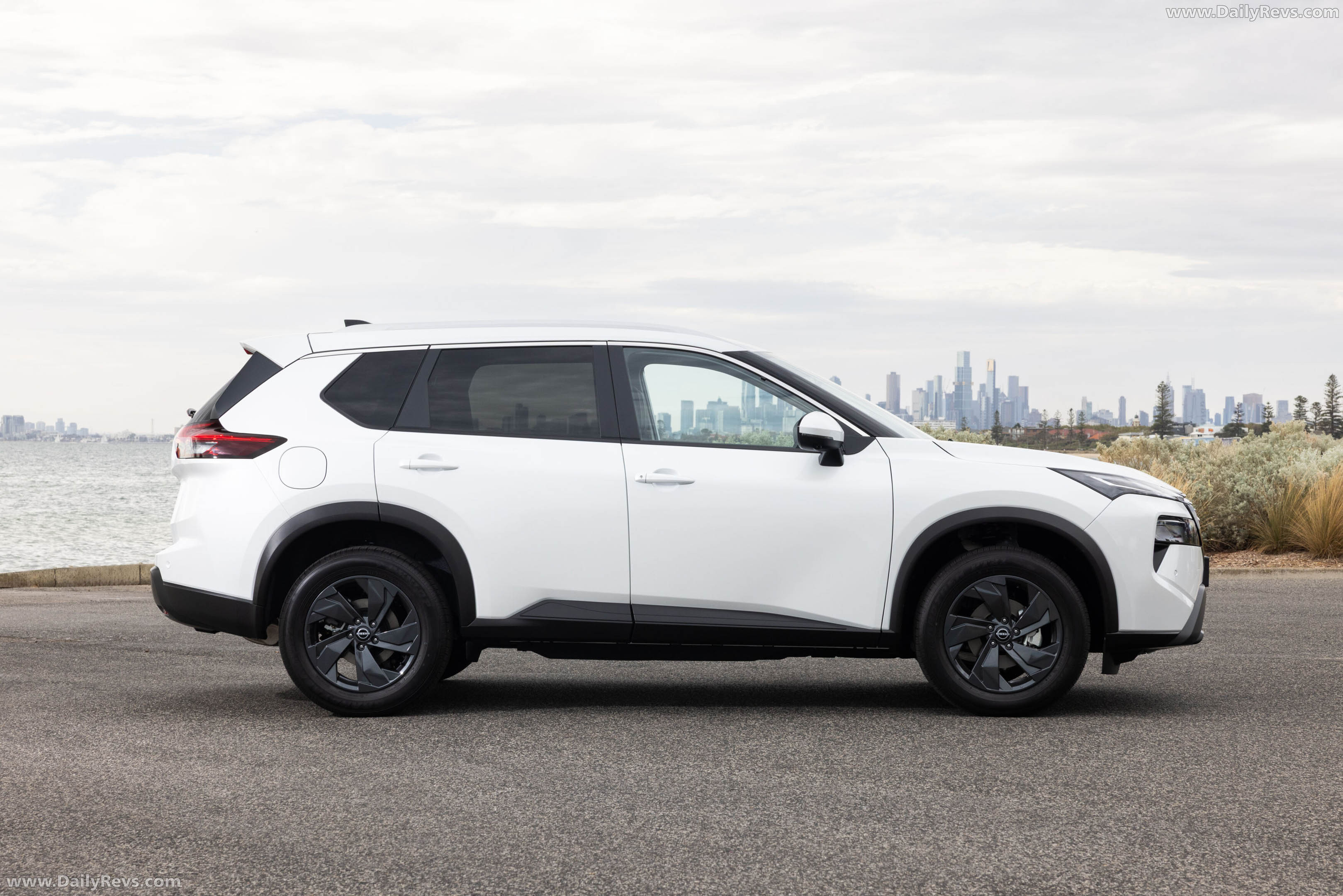 2026 Nissan X-Trail ST-L Side View