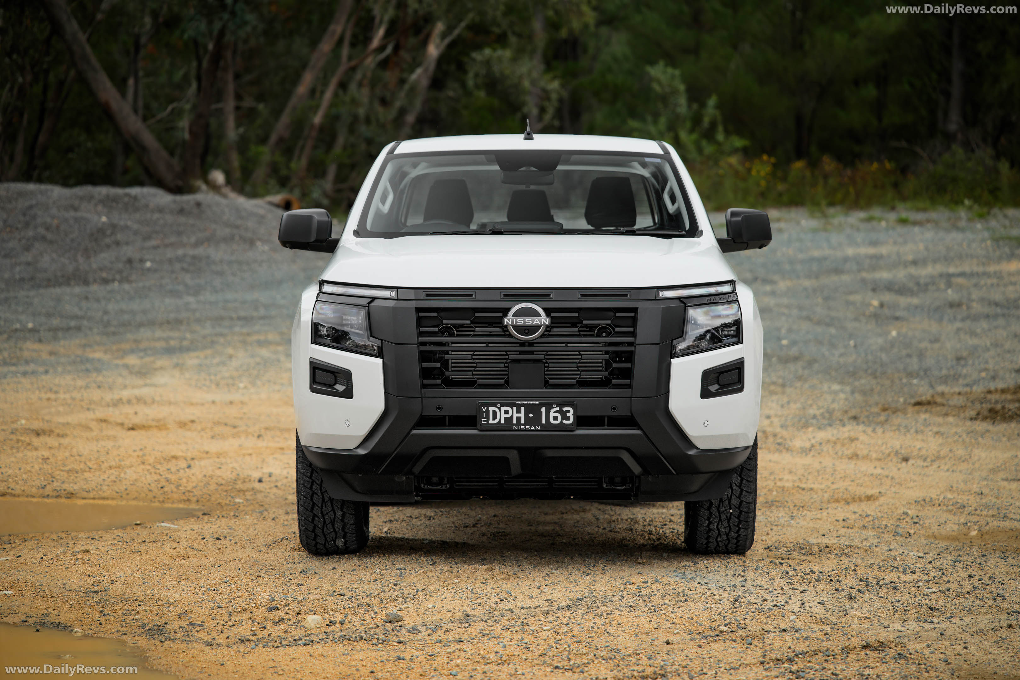 2026 Nissan Navara SL Front View