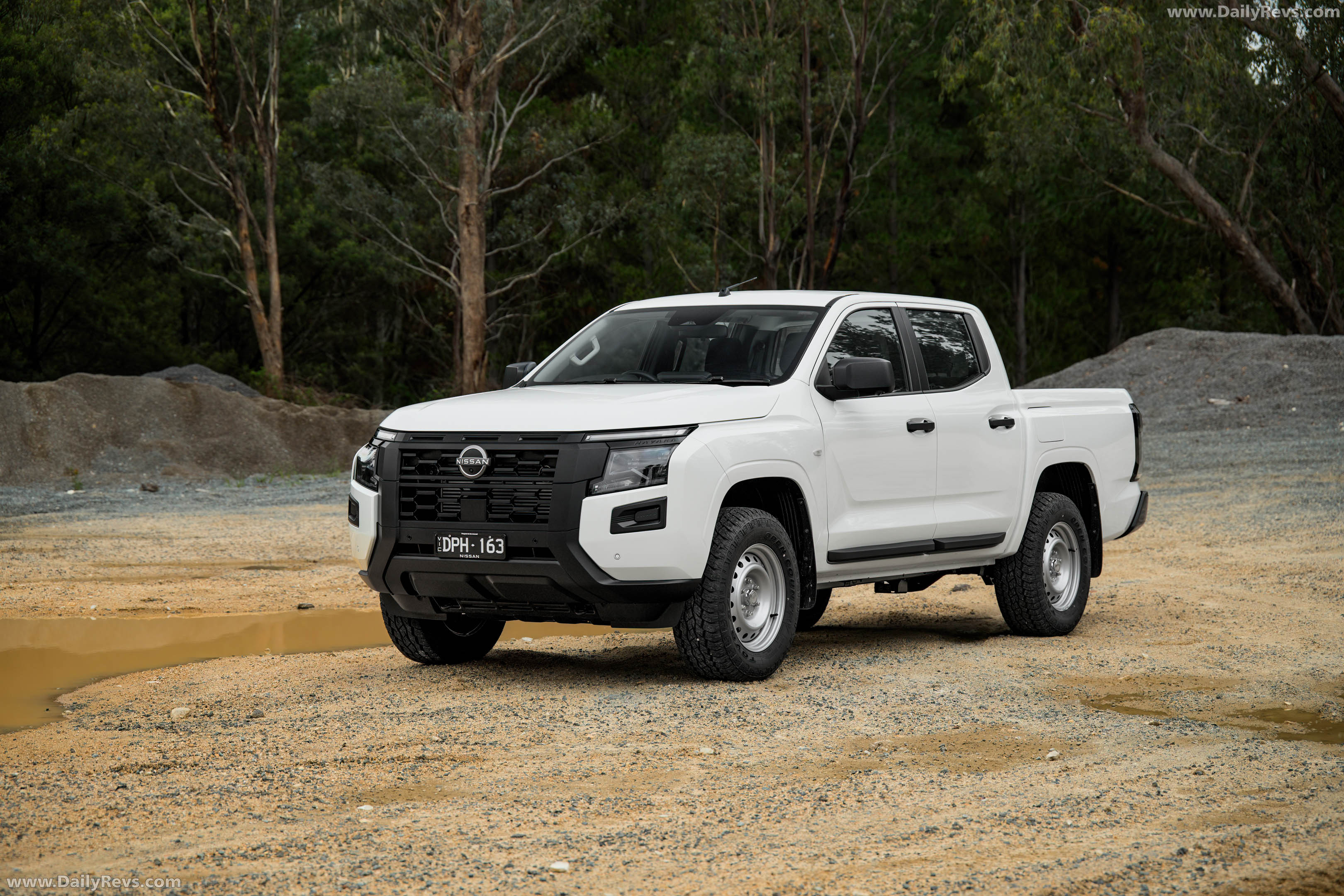 2026 Nissan Navara SL Front View