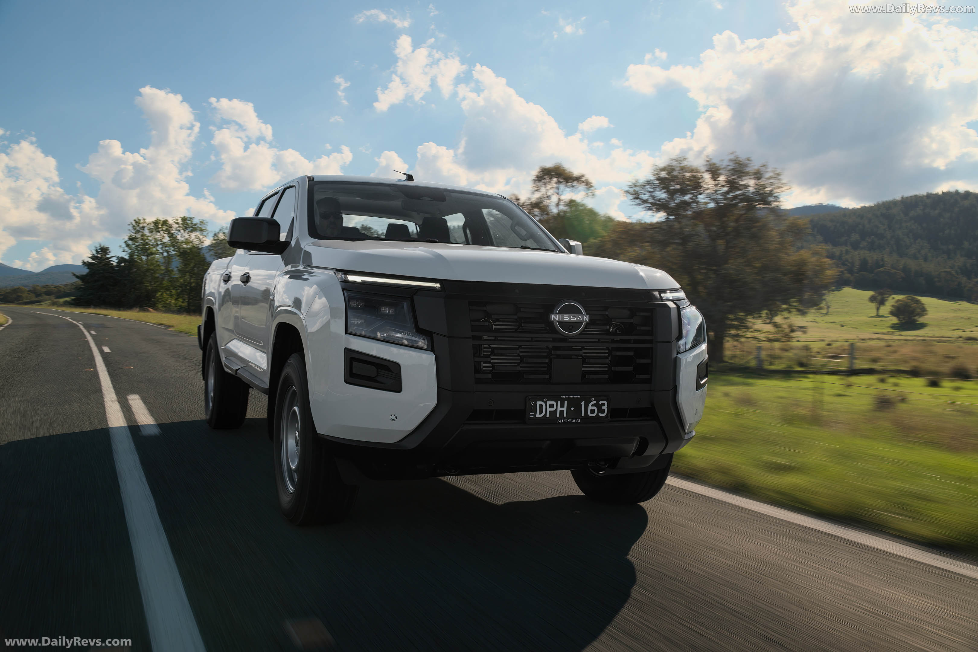 2026 Nissan Navara SL Front View