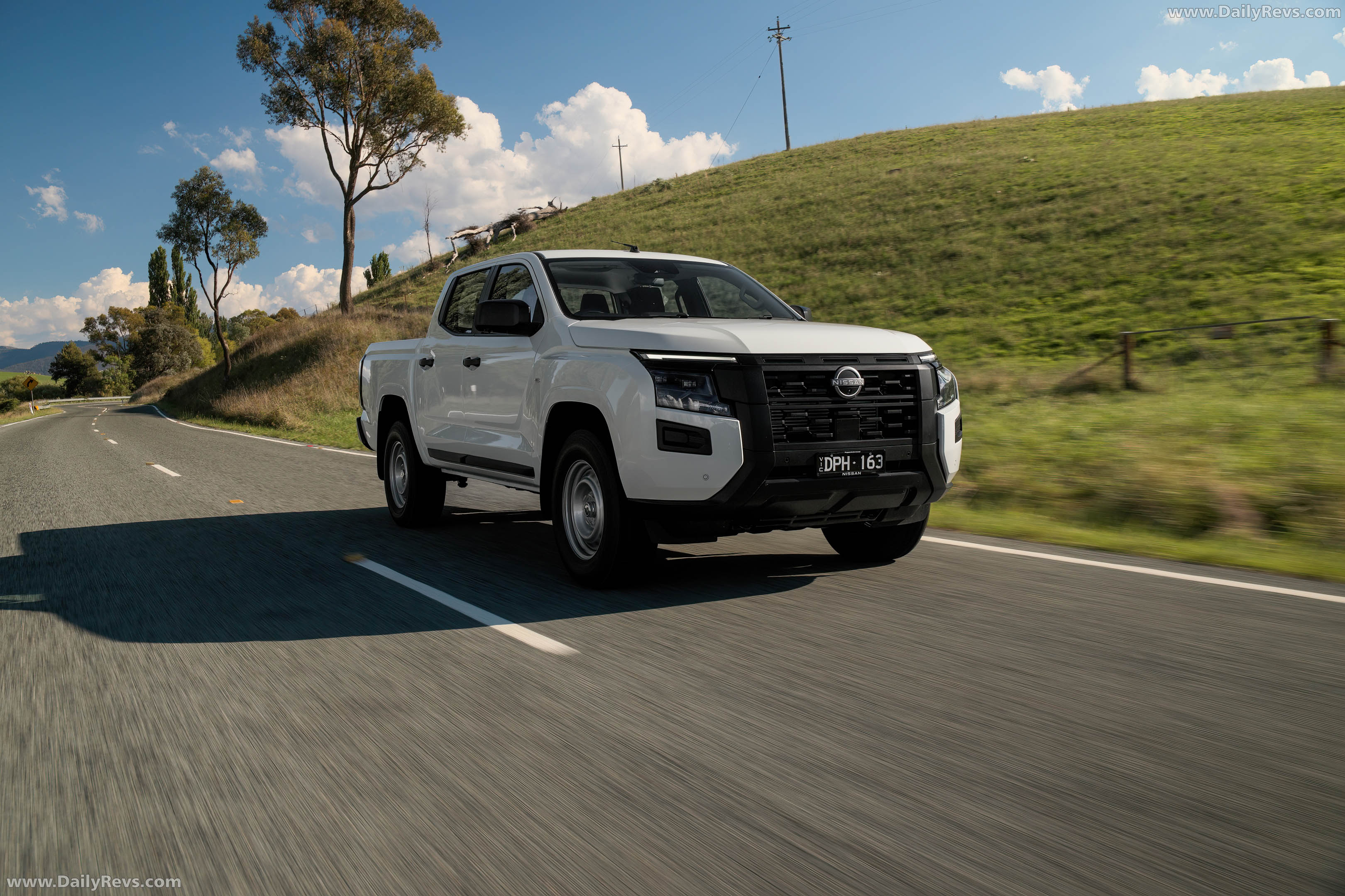 2026 Nissan Navara SL Front View