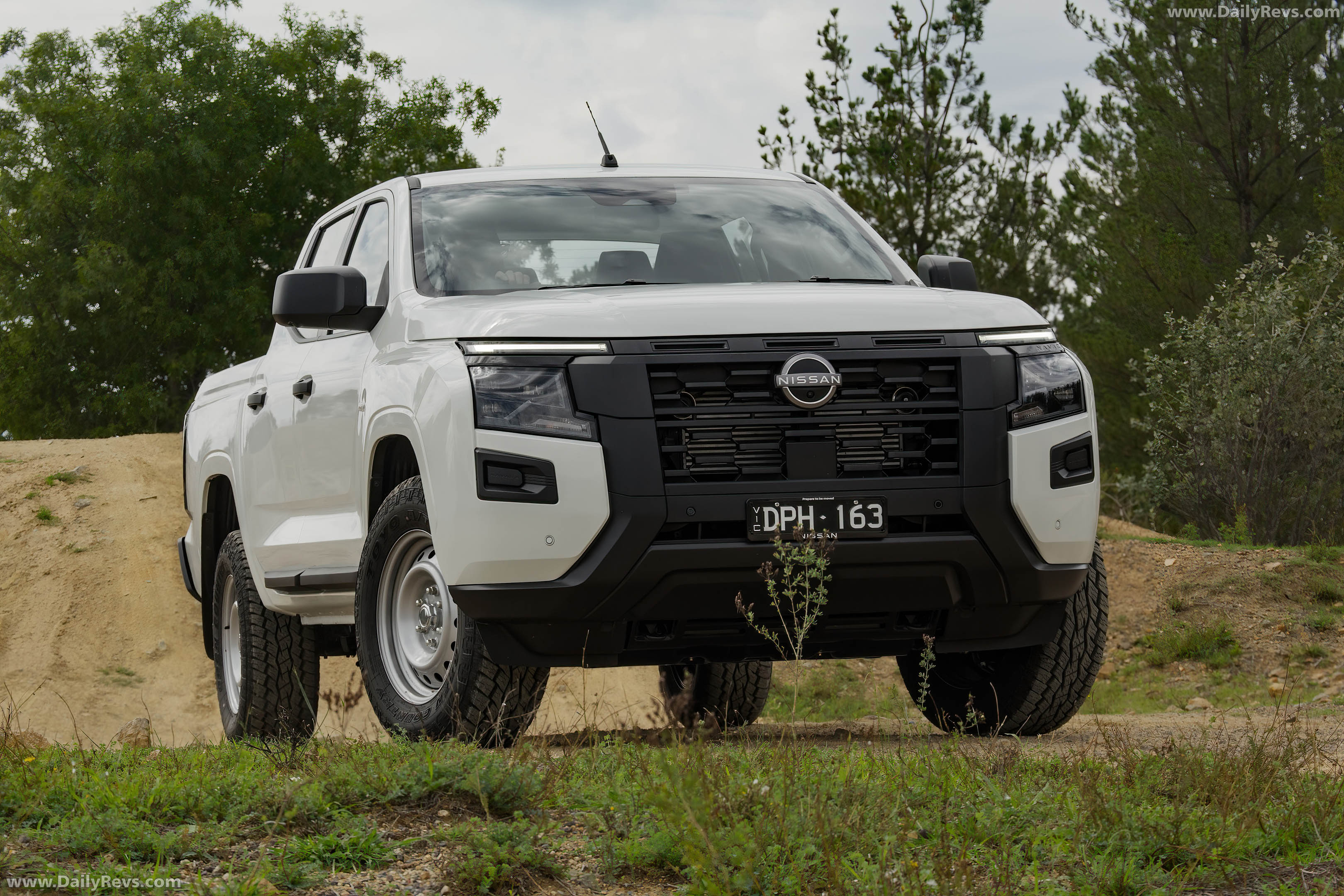 2026 Nissan Navara SL Front View