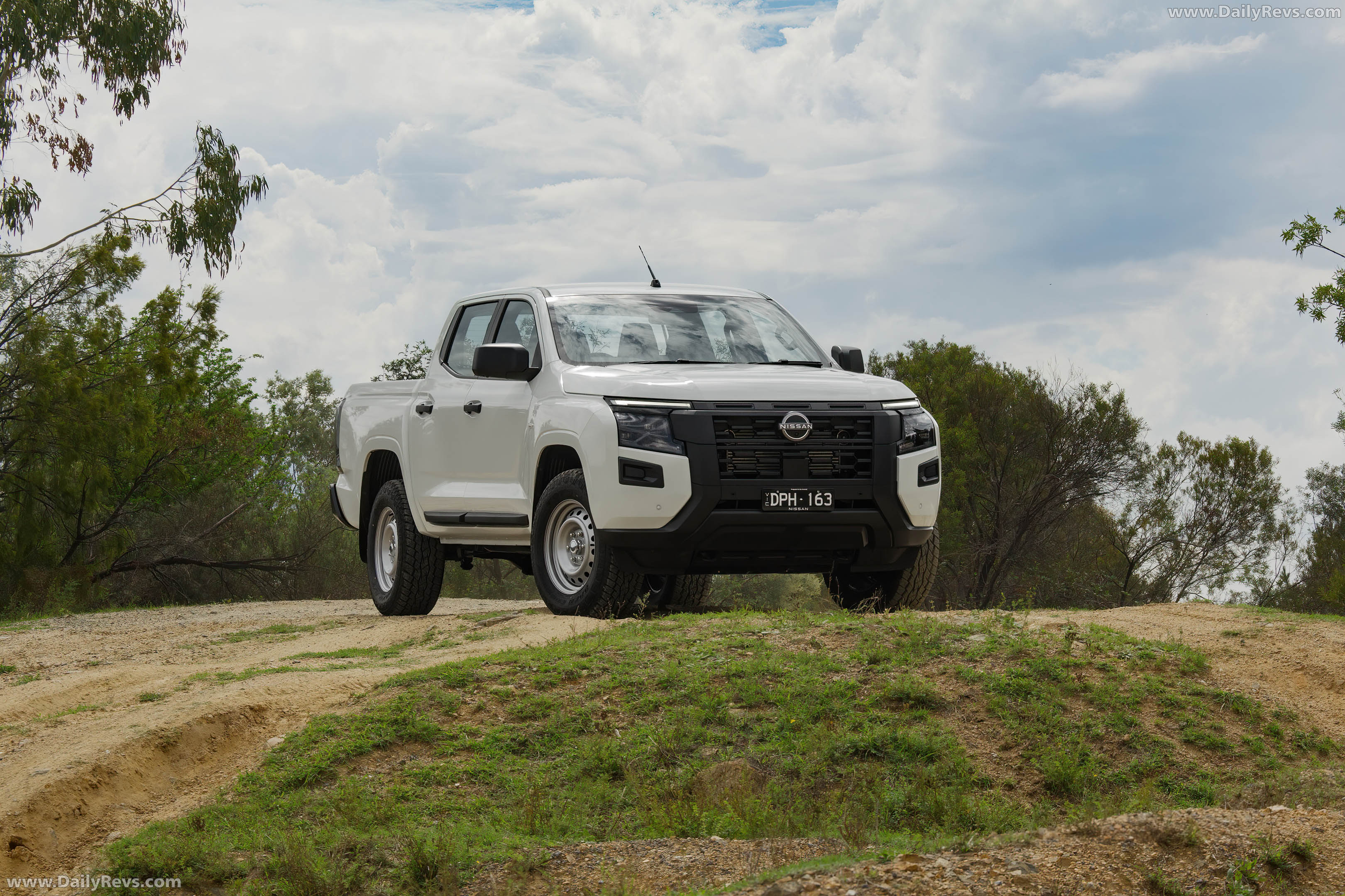 2026 Nissan Navara SL Front View