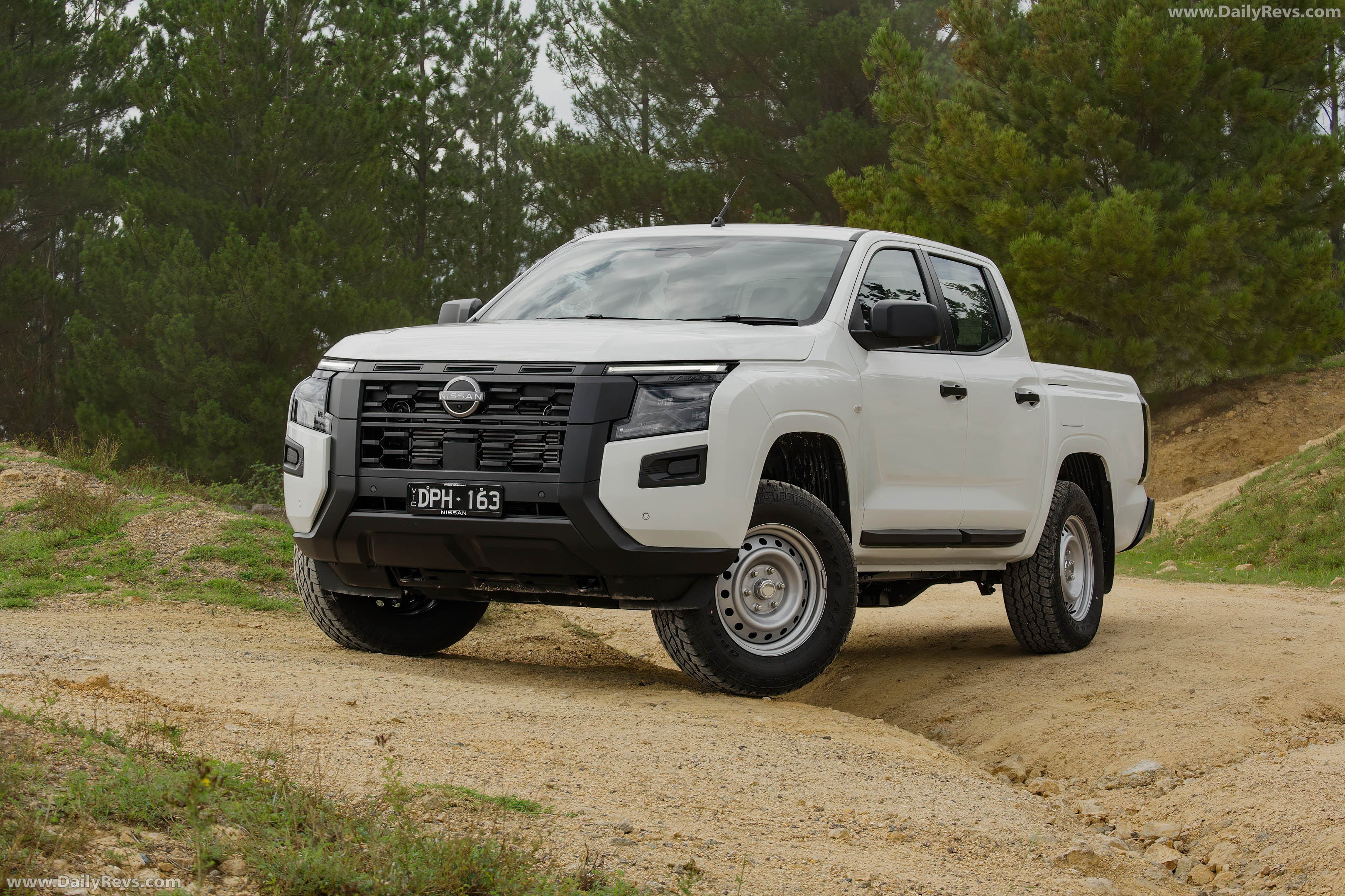 2026 Nissan Navara SL Front View