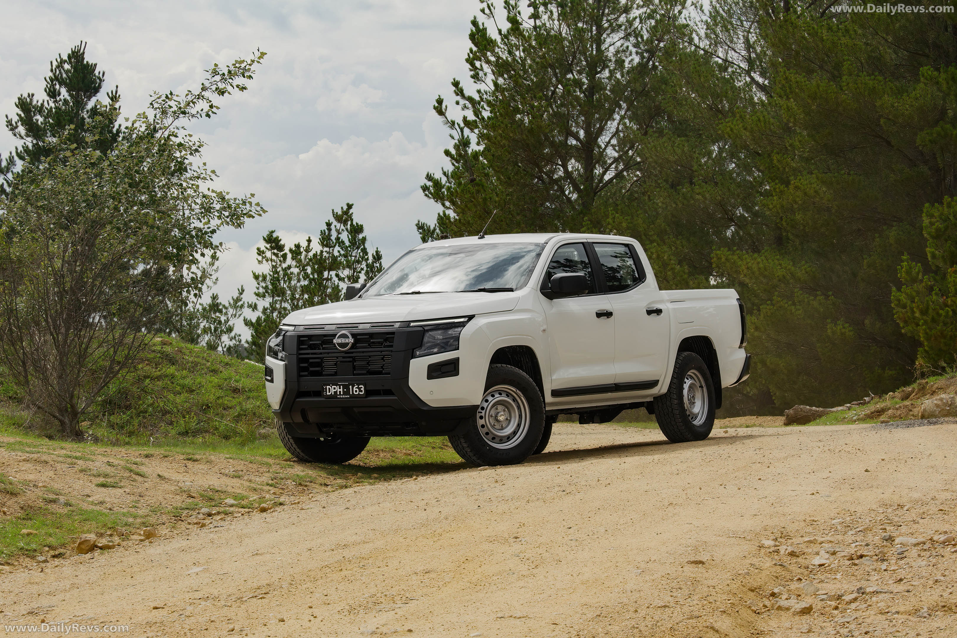 2026 Nissan Navara SL Front View