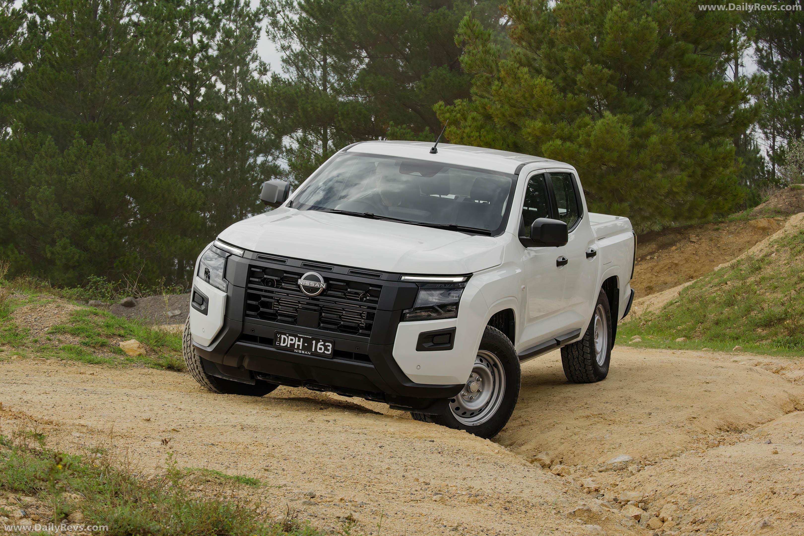 2026 Nissan Navara SL Front View