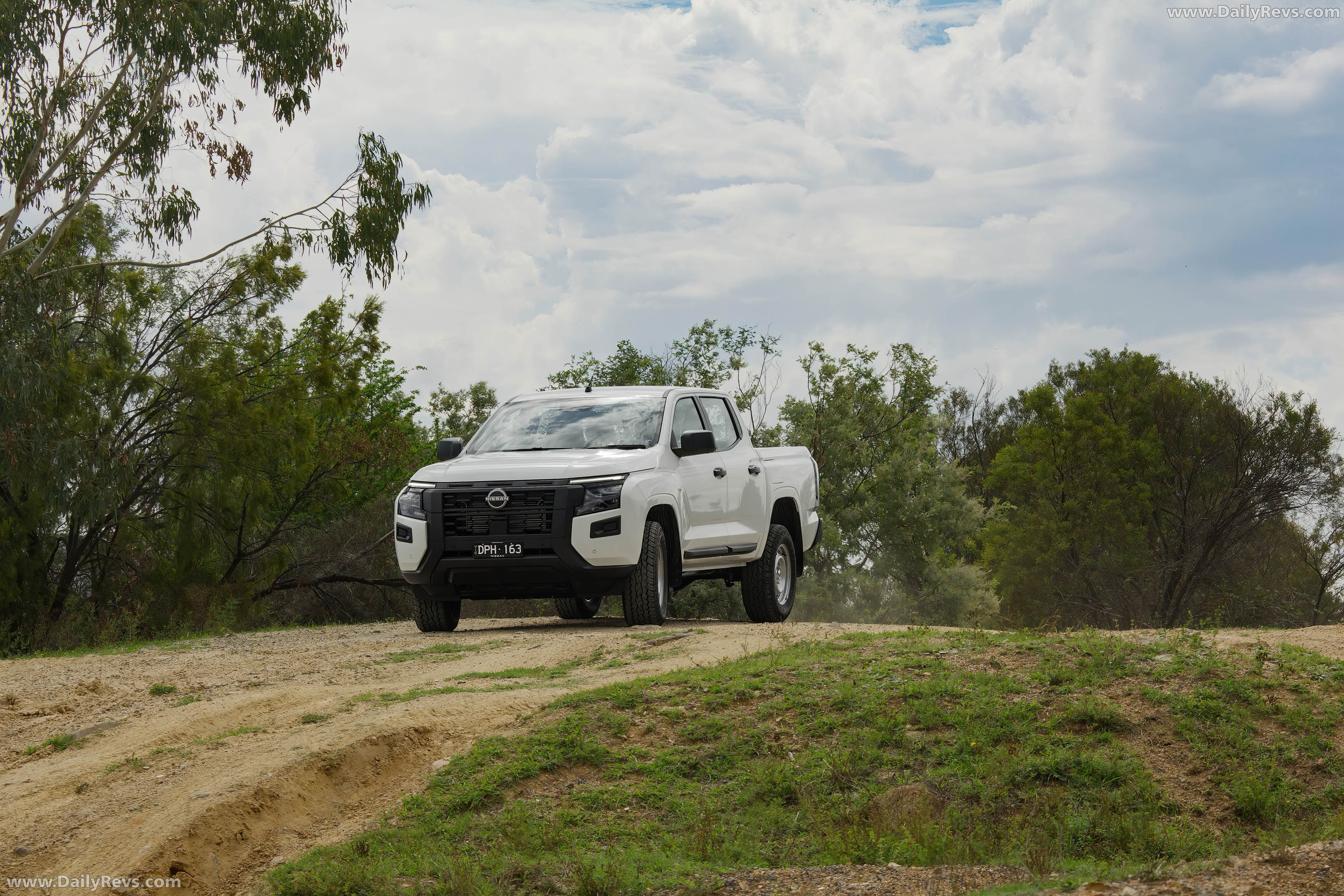 2026 Nissan Navara SL Front View