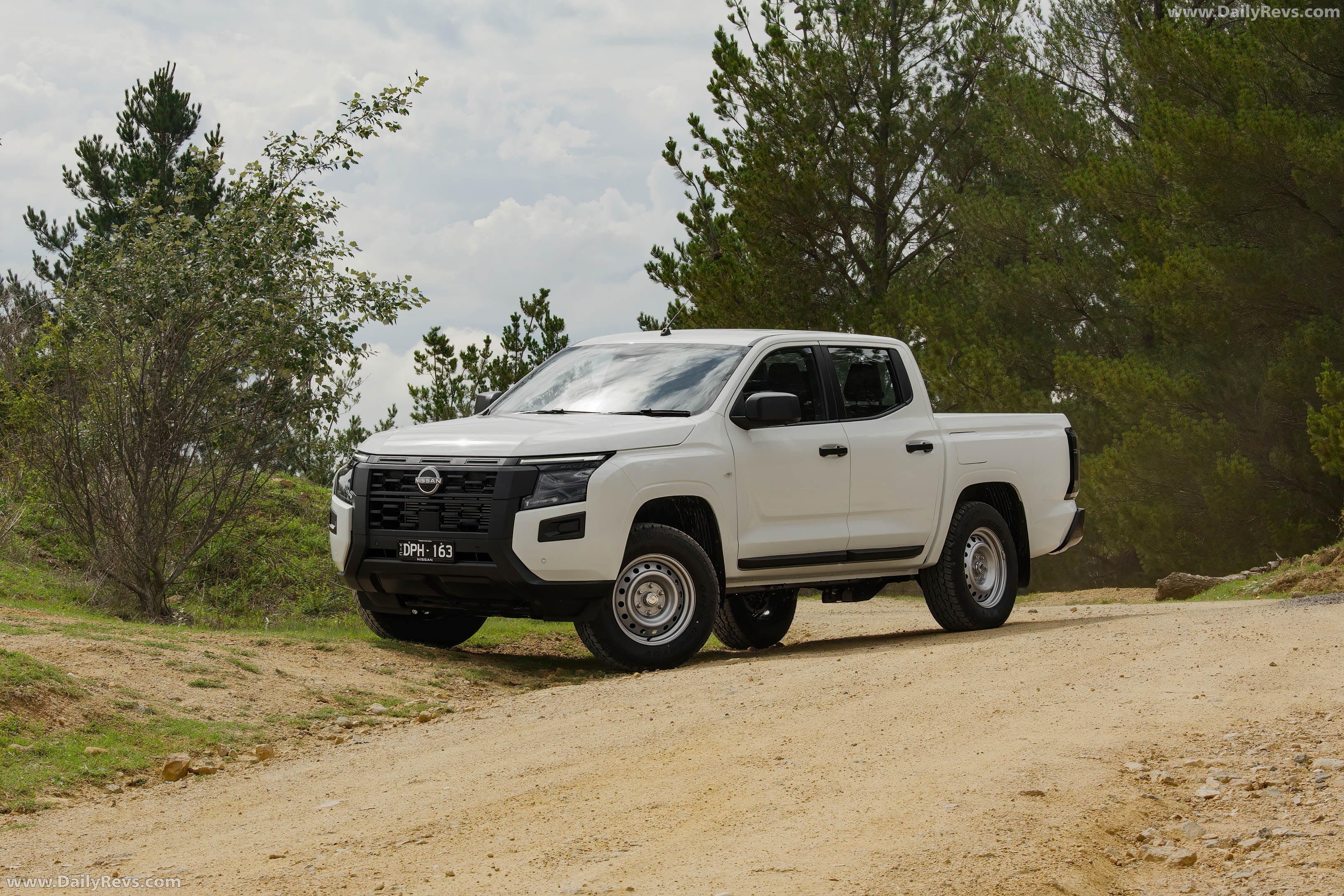 2026 Nissan Navara SL Front View