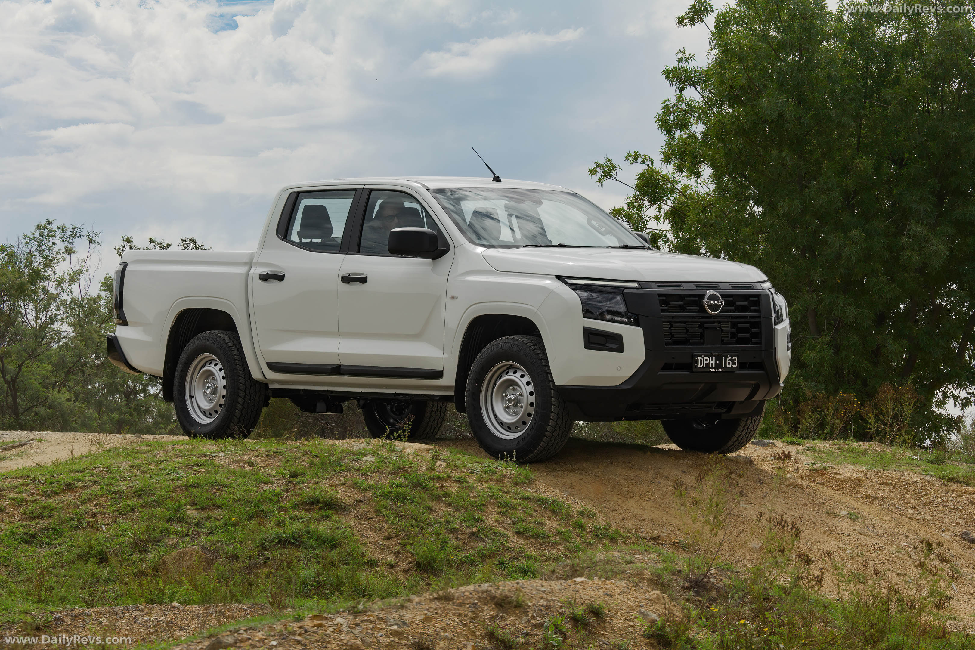 2026 Nissan Navara SL Front View