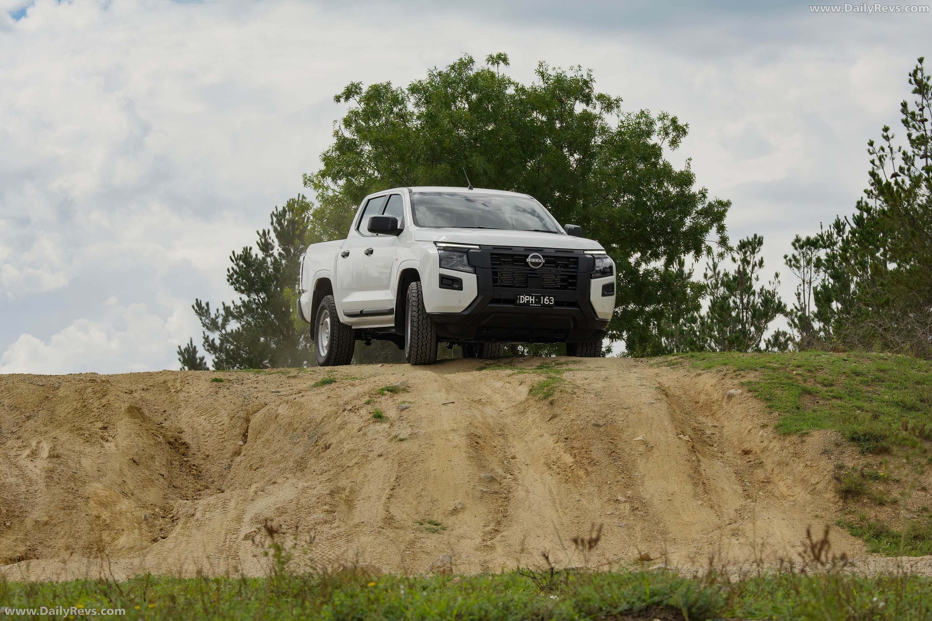 2026 Nissan Navara SL Front View