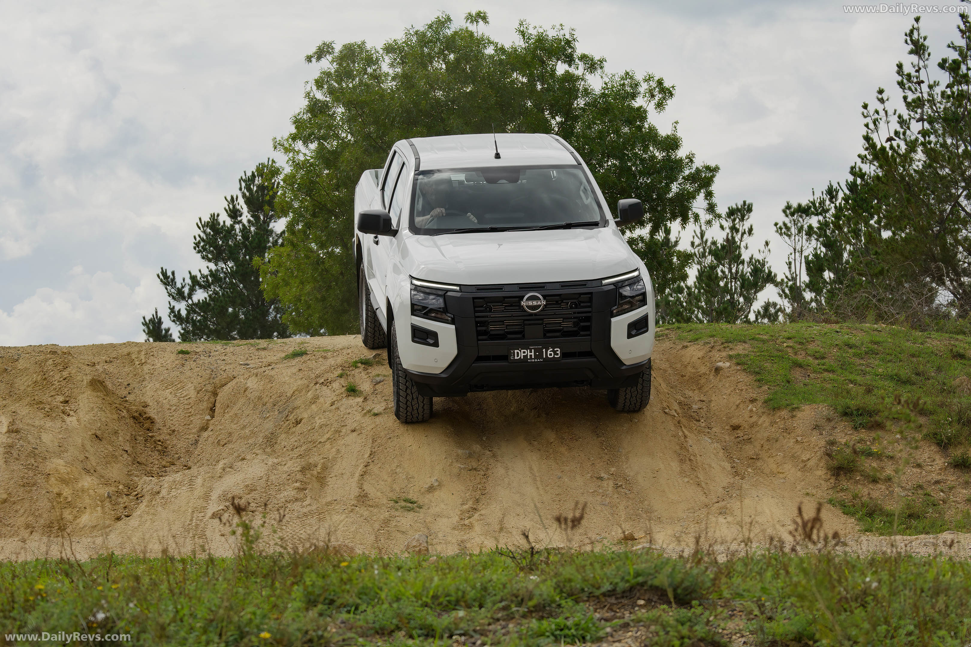 2026 Nissan Navara SL Front View