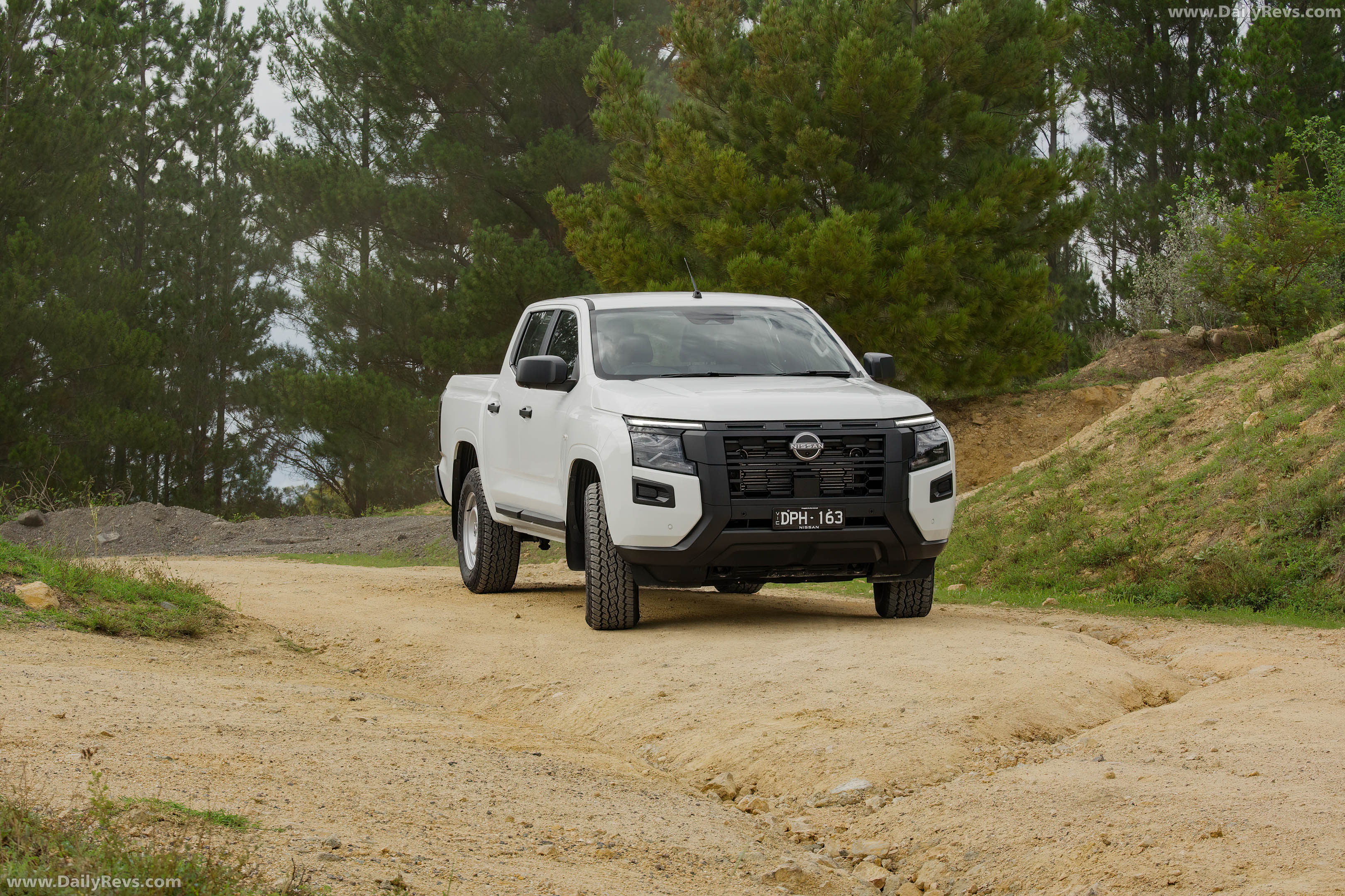 2026 Nissan Navara SL Front View